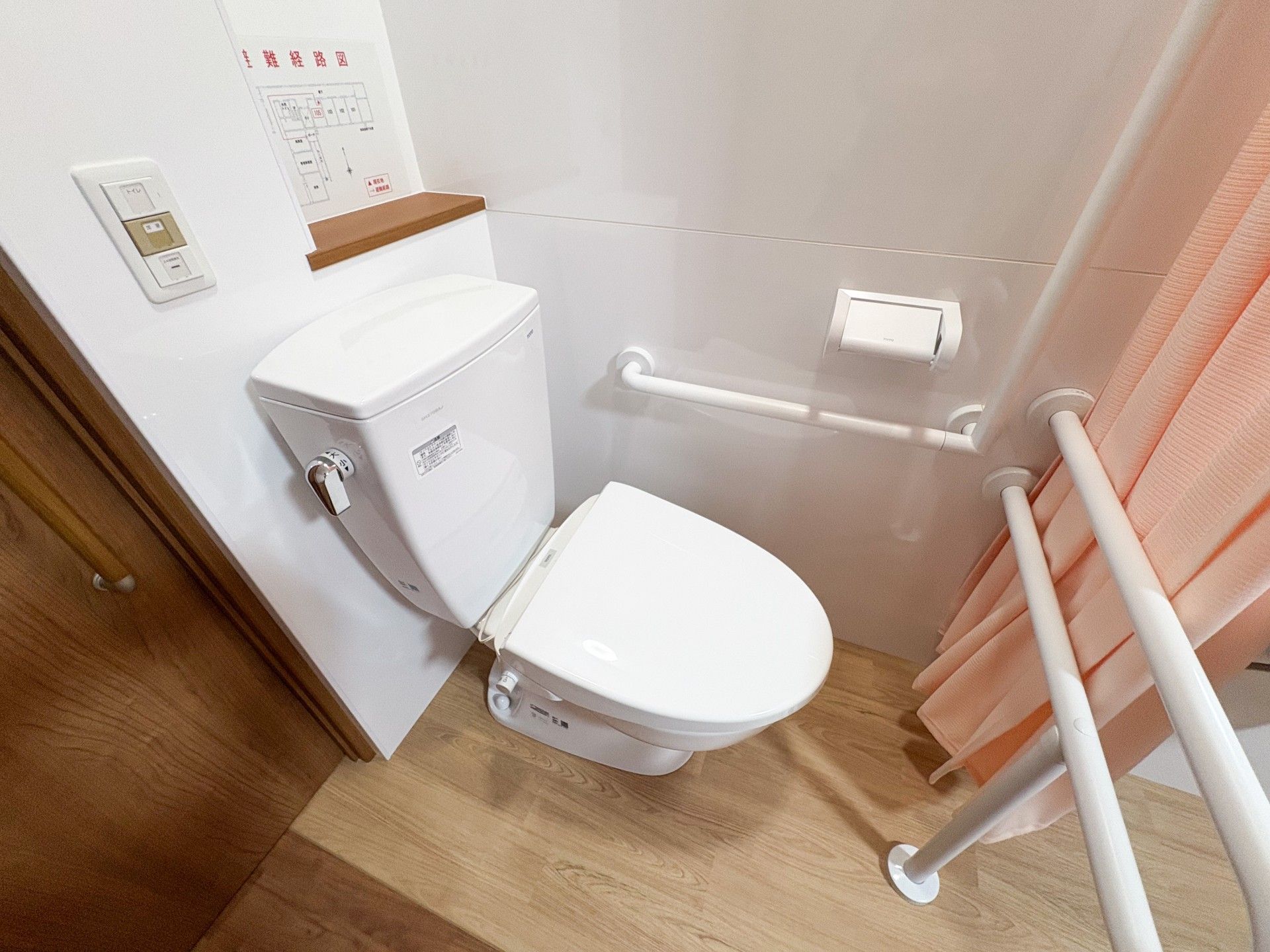 手すり付きのトイレ