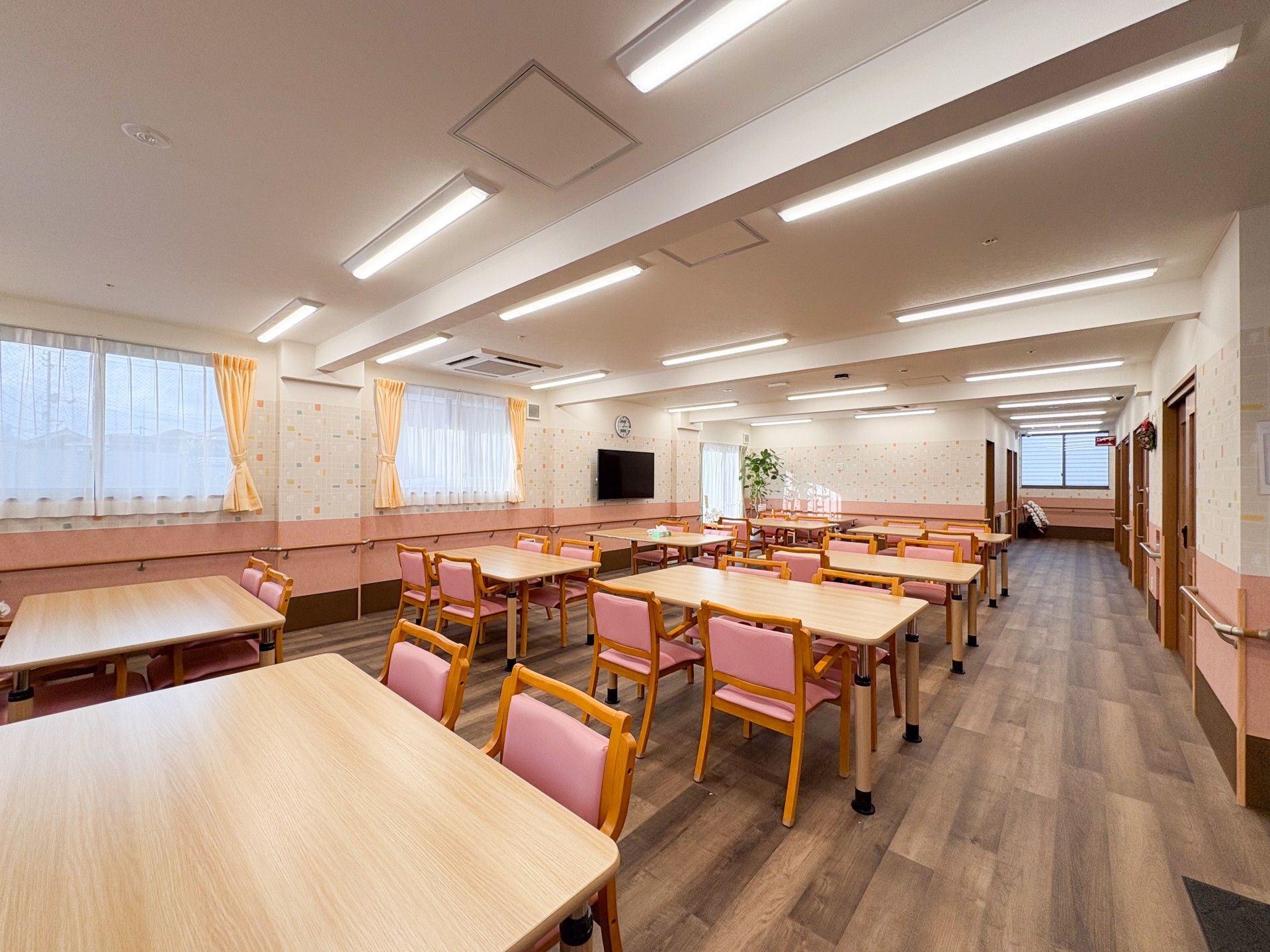 明るい食事スペース