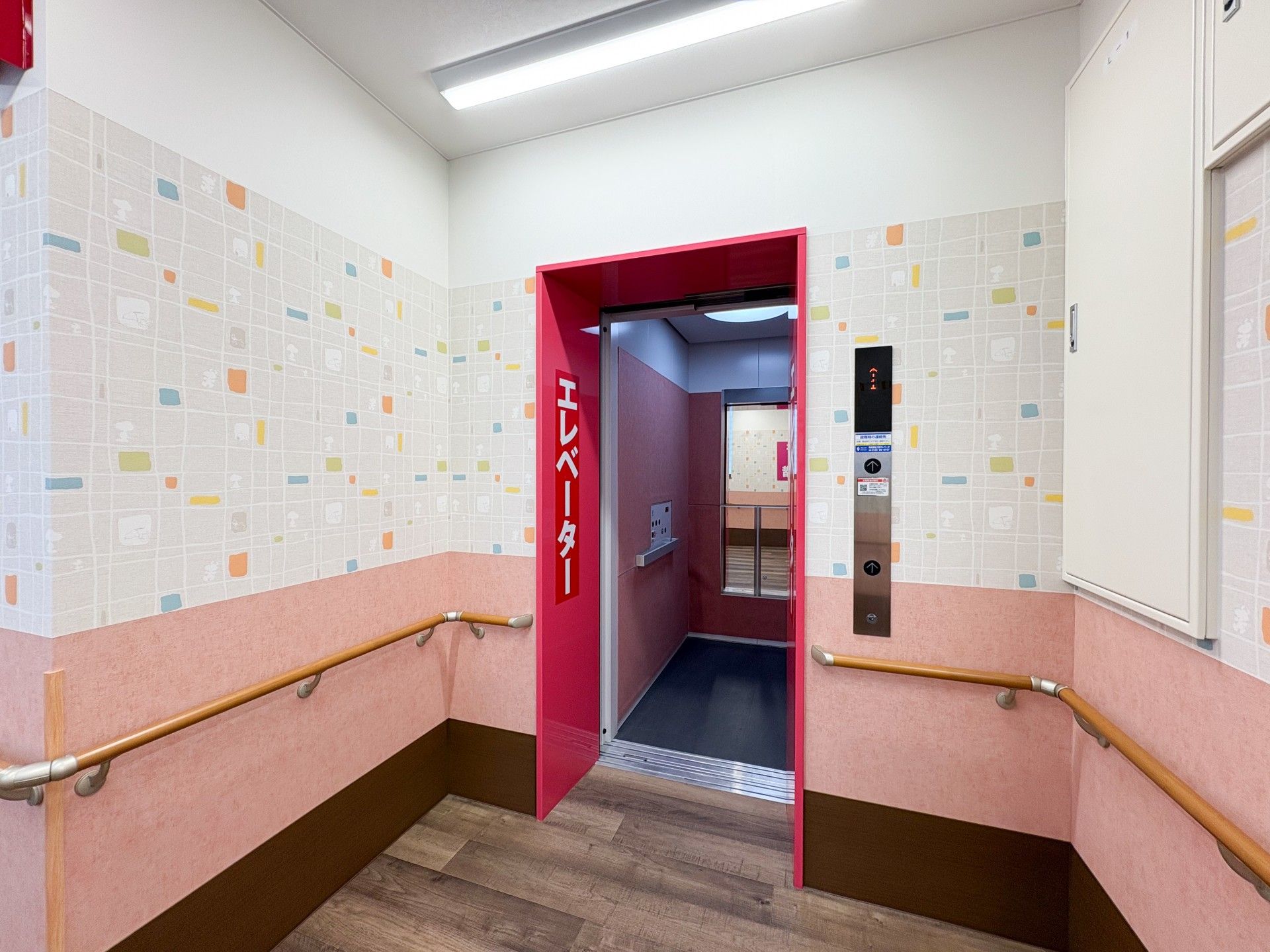 手すり付きのエレベーター