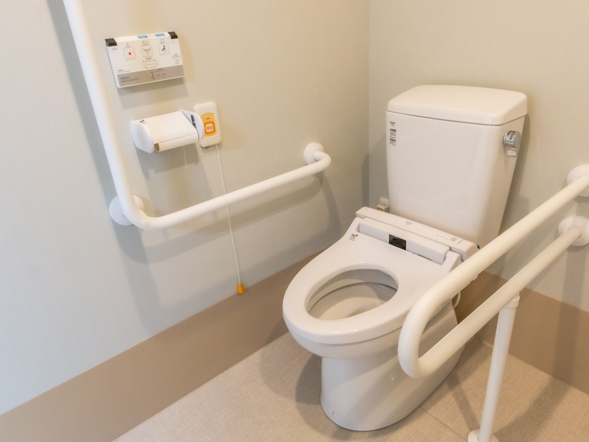 手すり付きのトイレ