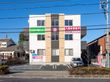 駐車場付きの建物外観