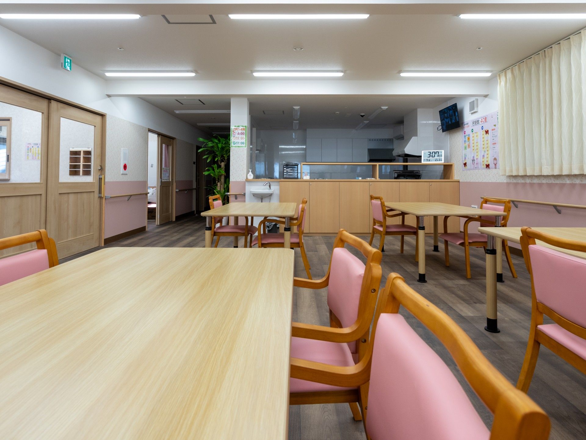 明るい食堂の様子