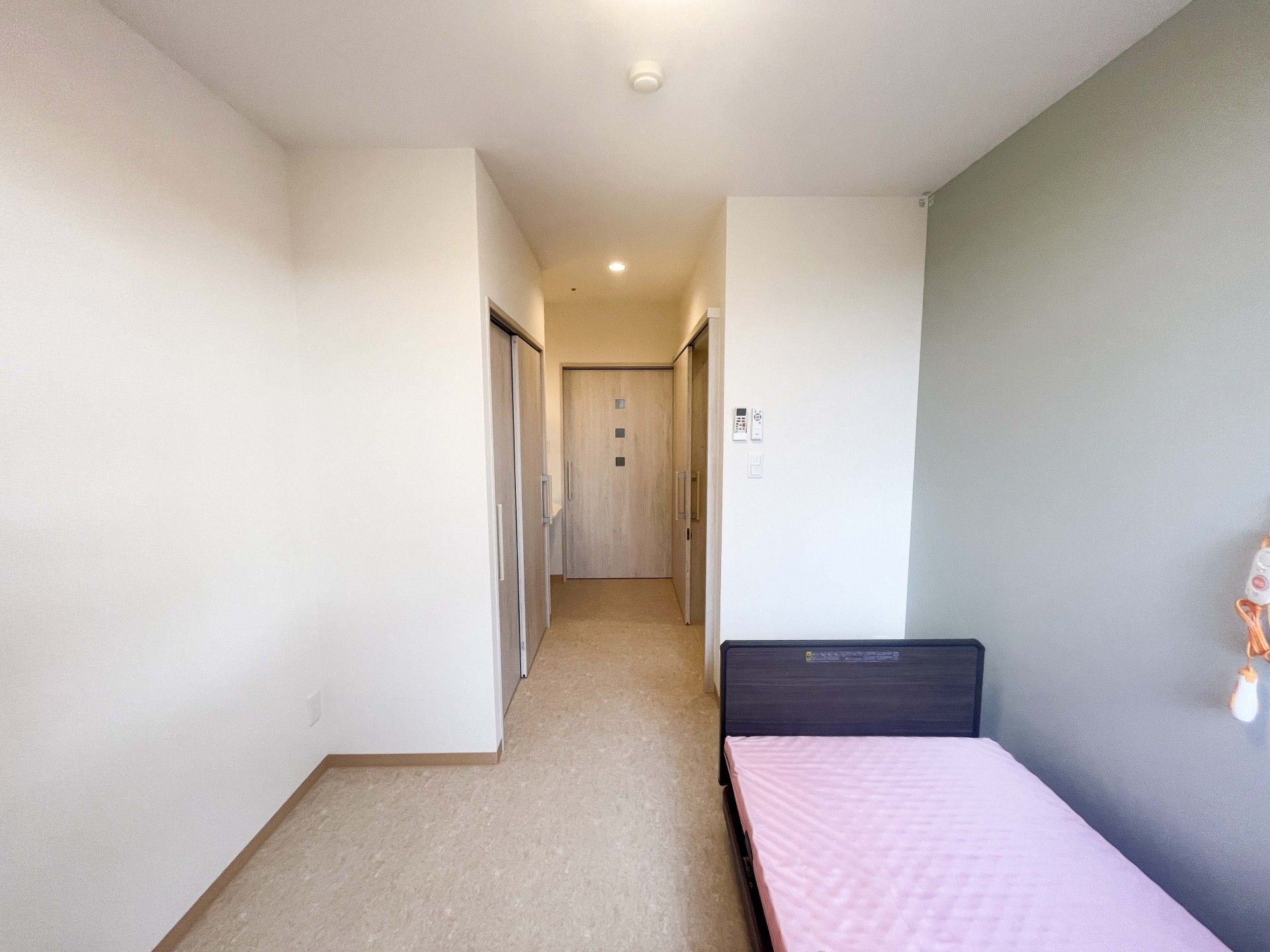 シンプルな個室の一角