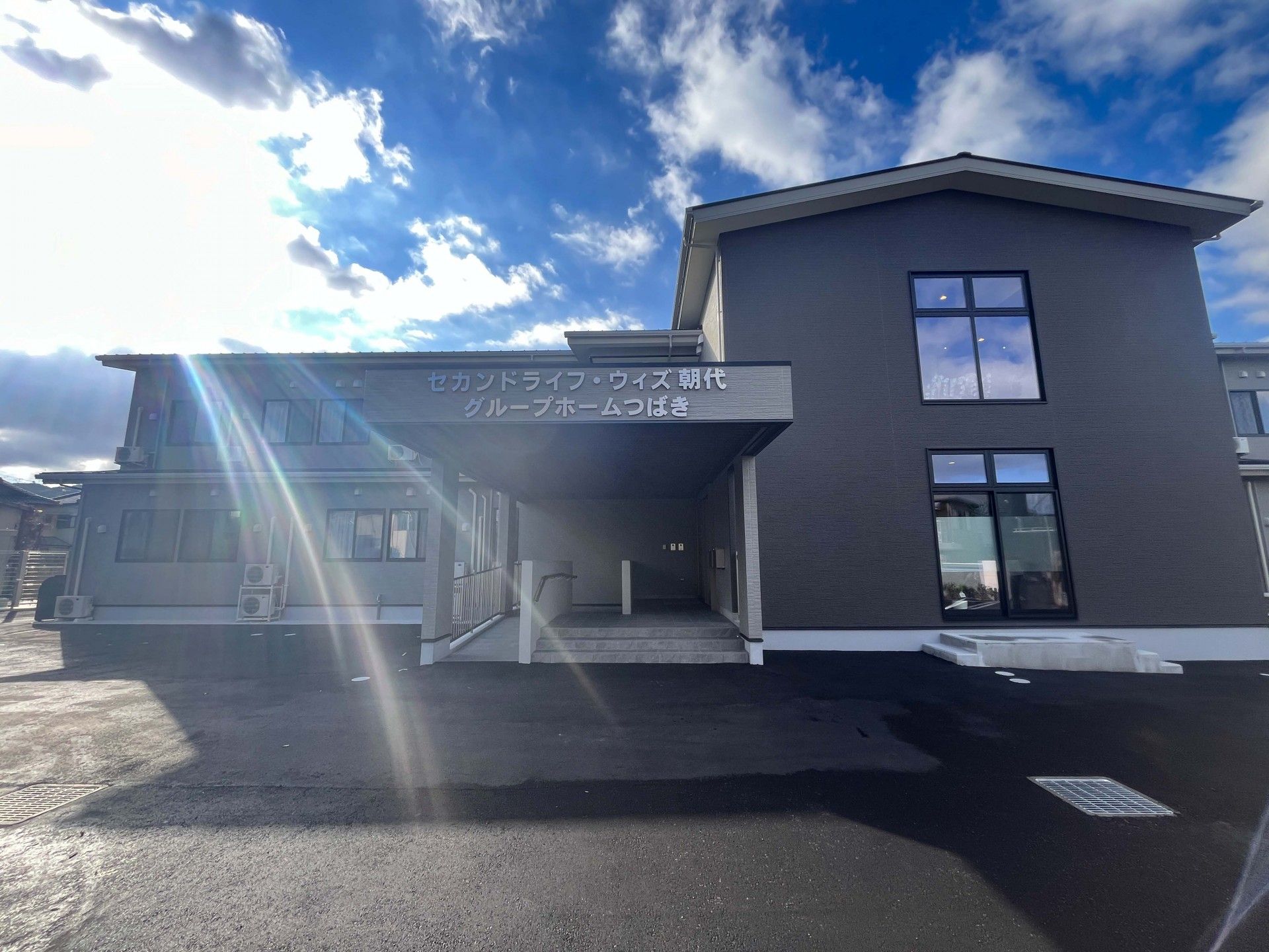 青空の下の建物外観