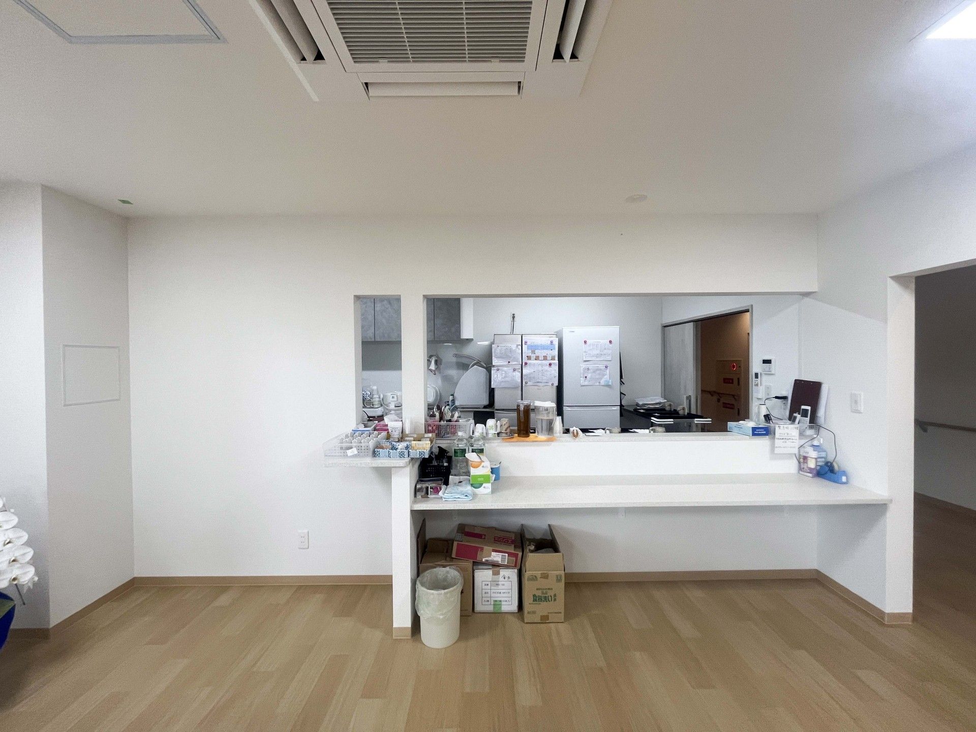 清潔なカウンターのある部屋
