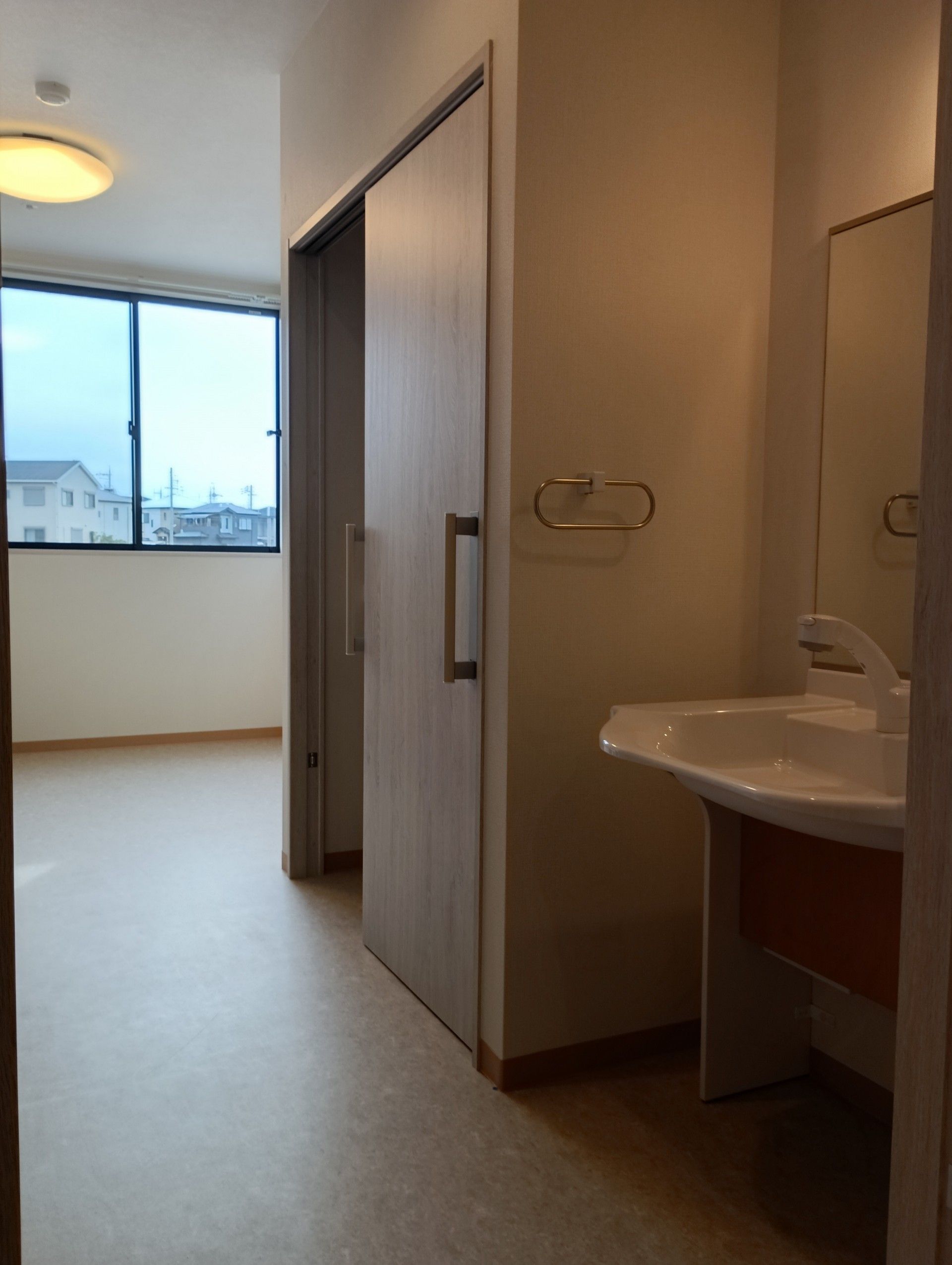 明るい窓辺の洗面所