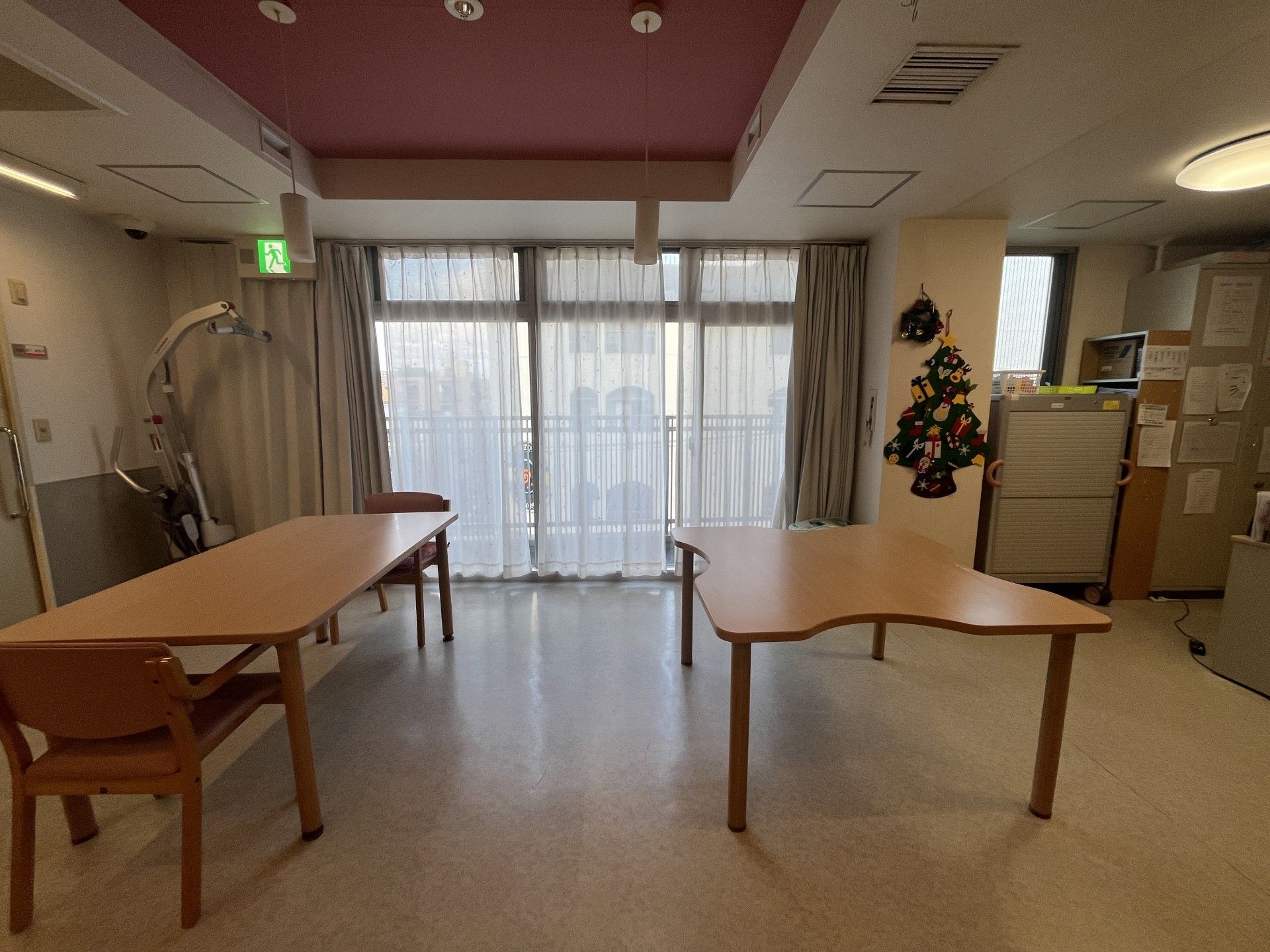 明るい窓際のテーブル