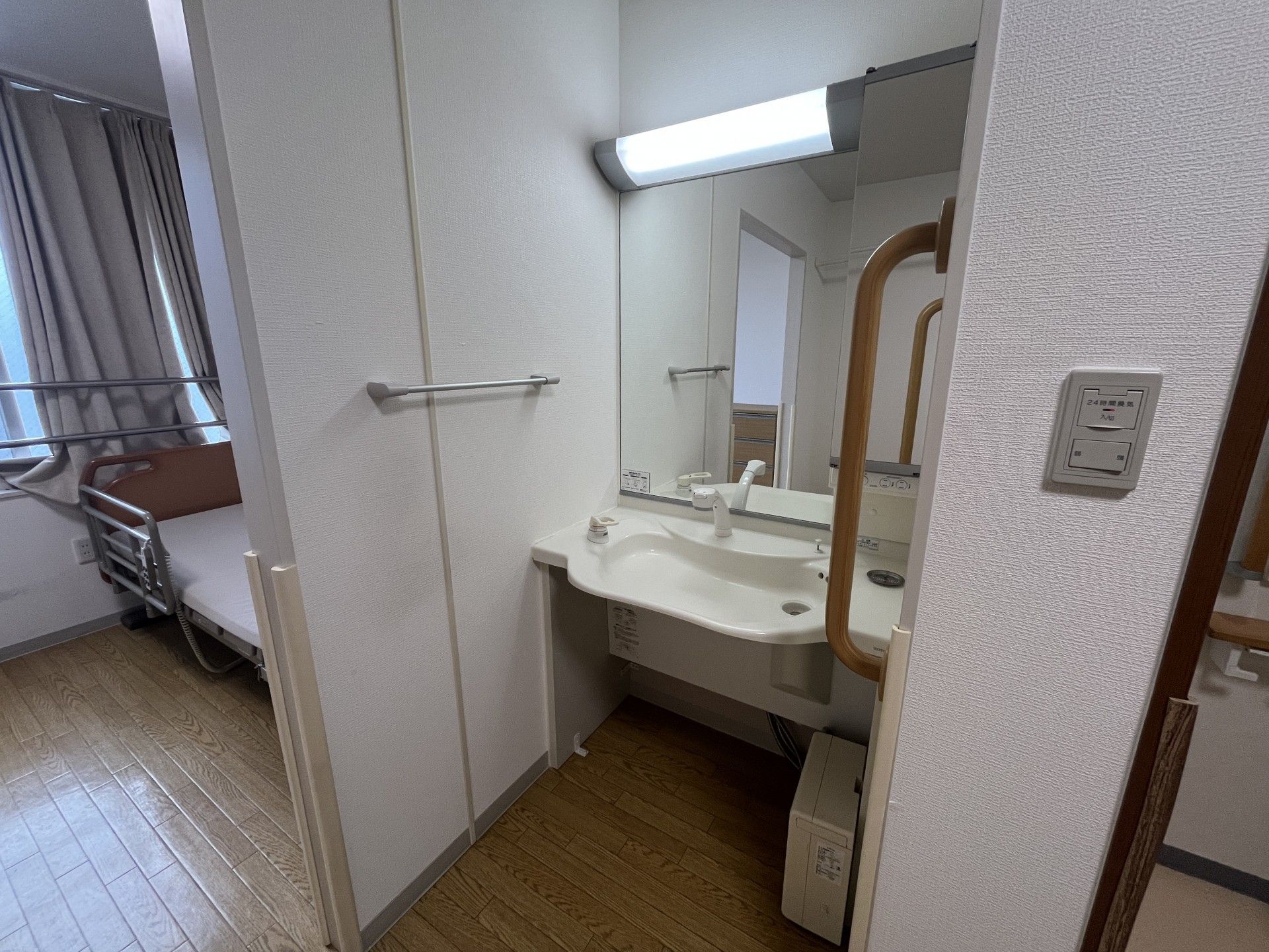 手すり付きの洗面台