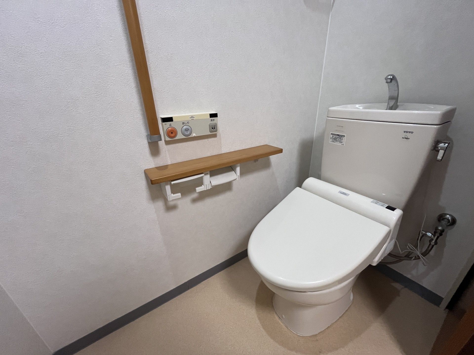 手すり付きのトイレ