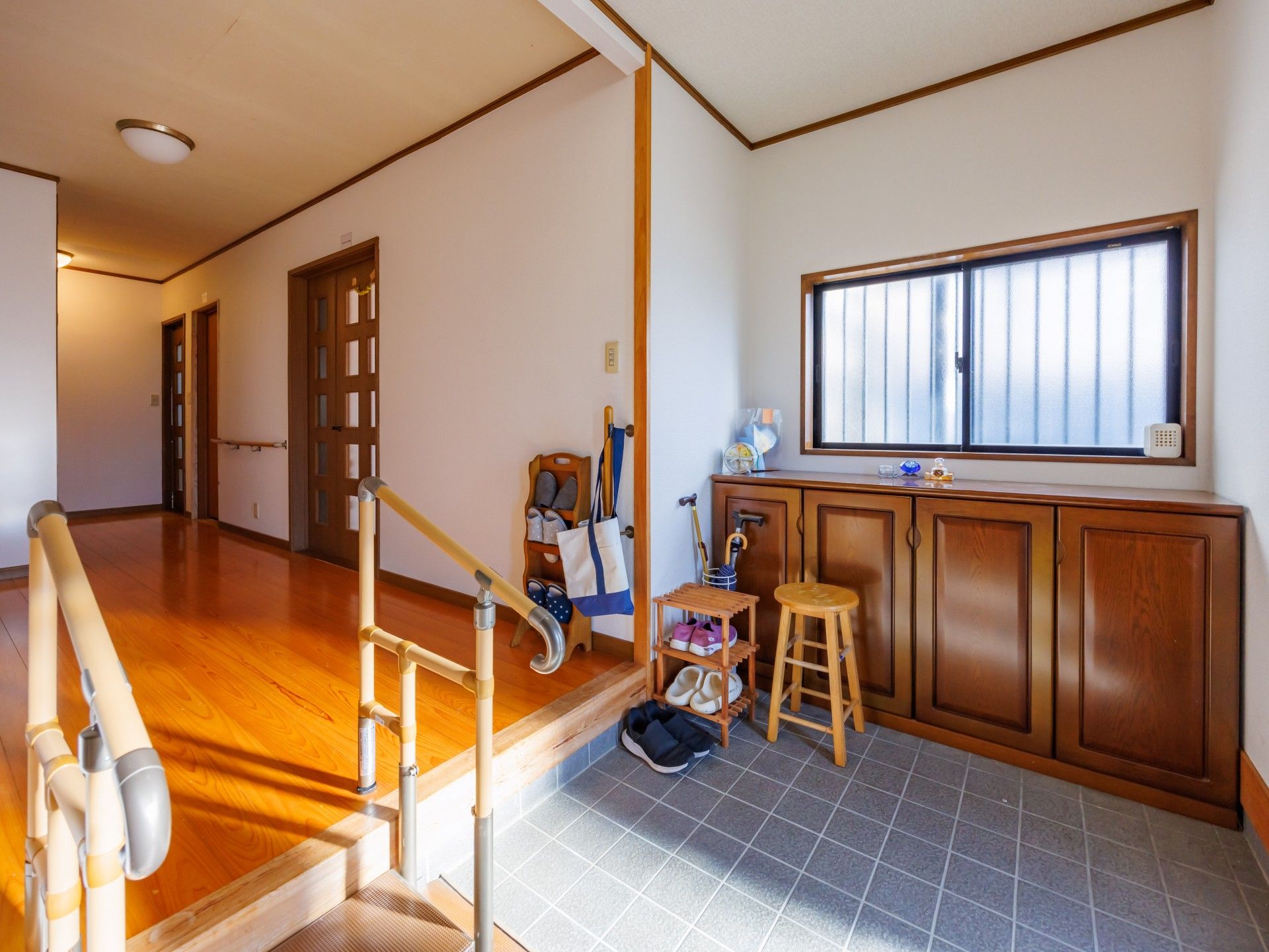 手すり付きの玄関