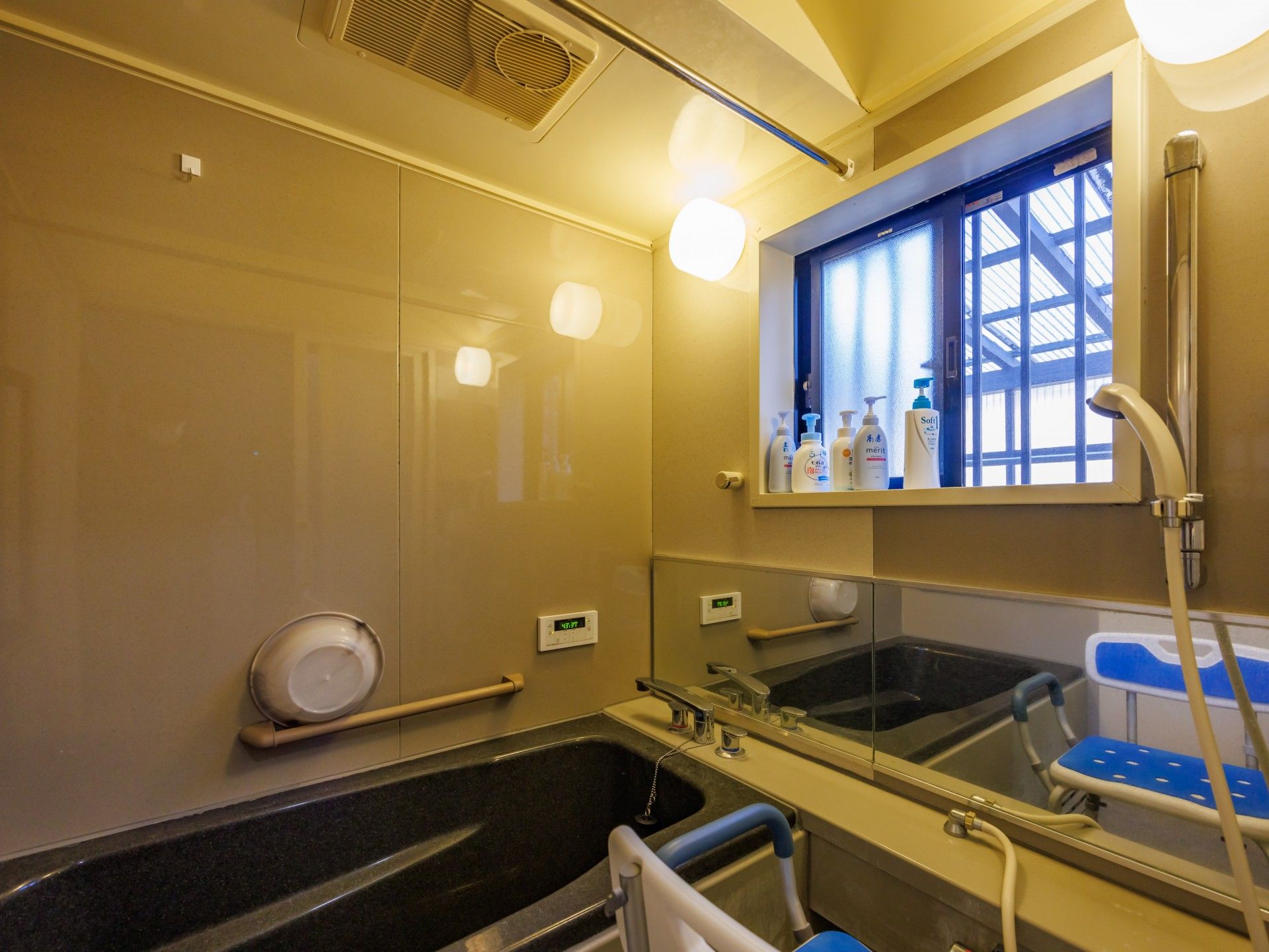 手すり付きの浴室