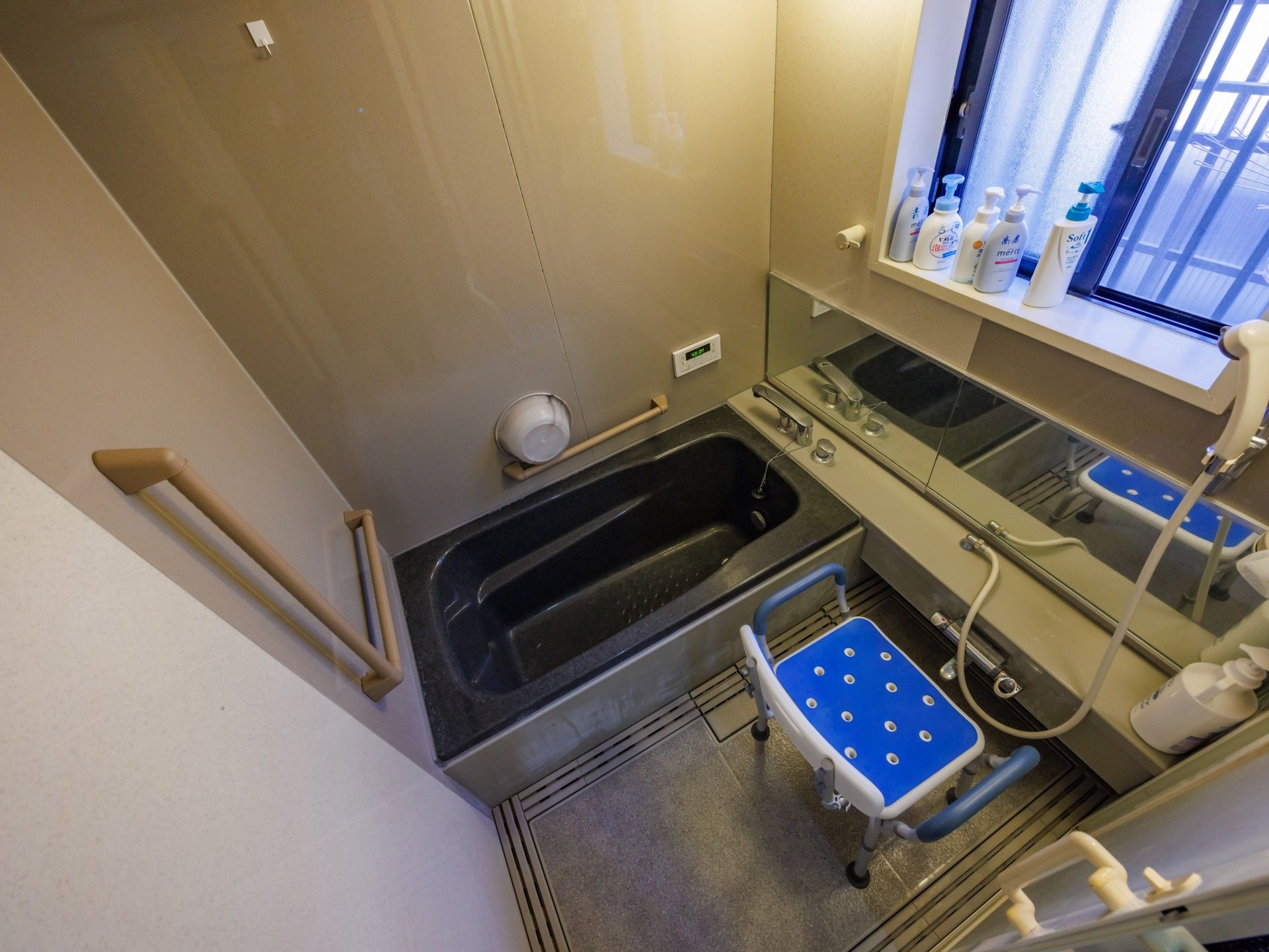 手すり付きの浴室