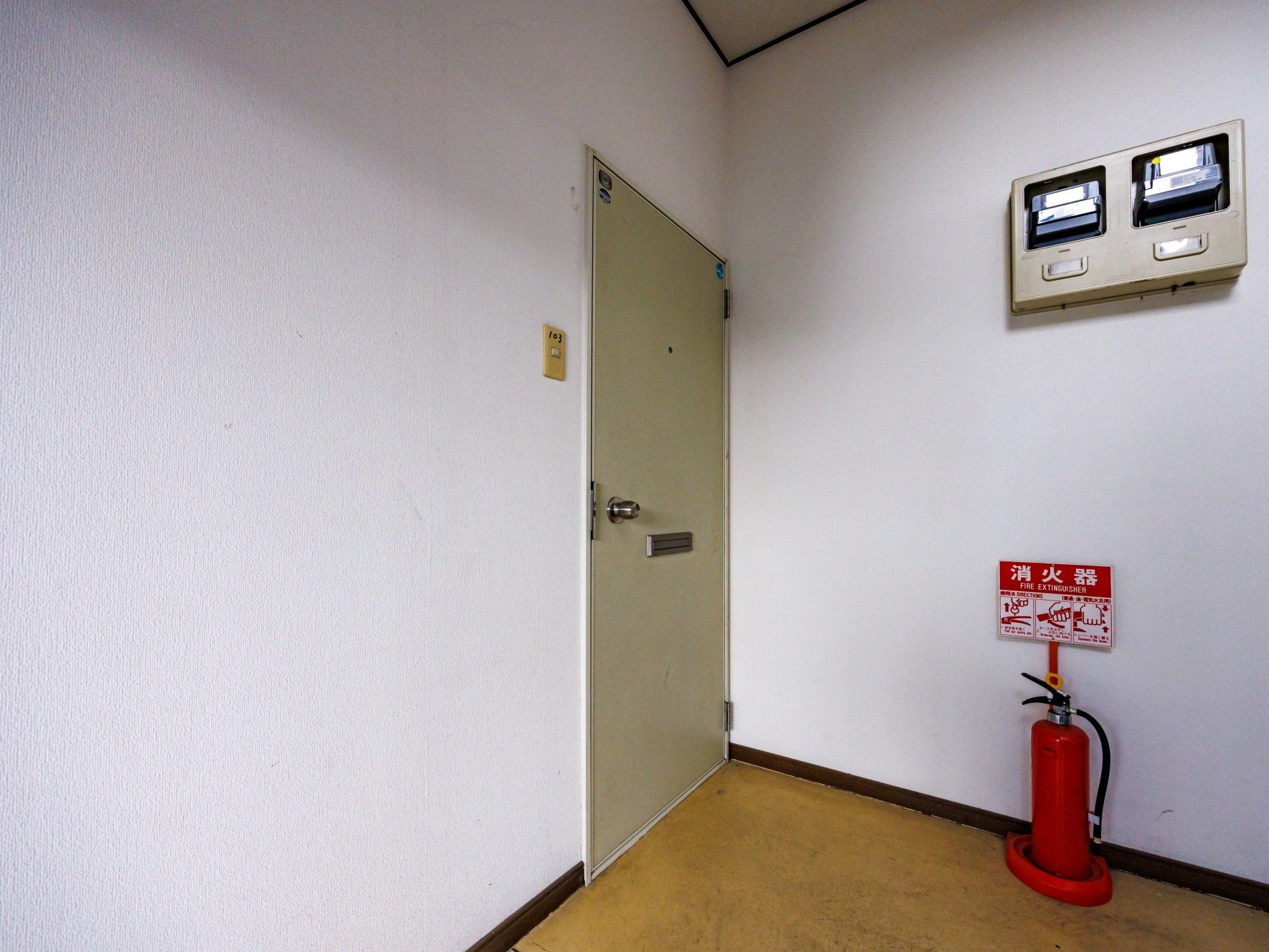 安全設備のある廊下