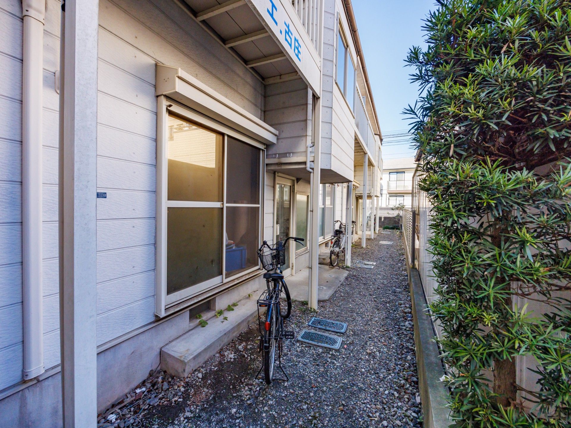 自転車が置かれた通路