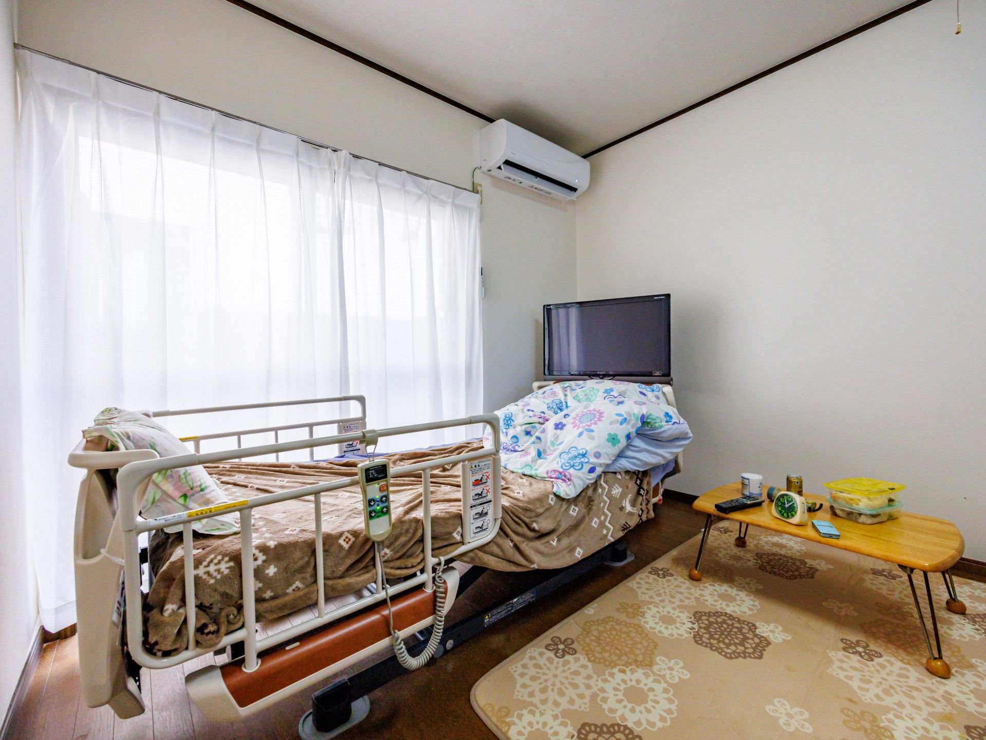 ベッドとテーブルのある部屋