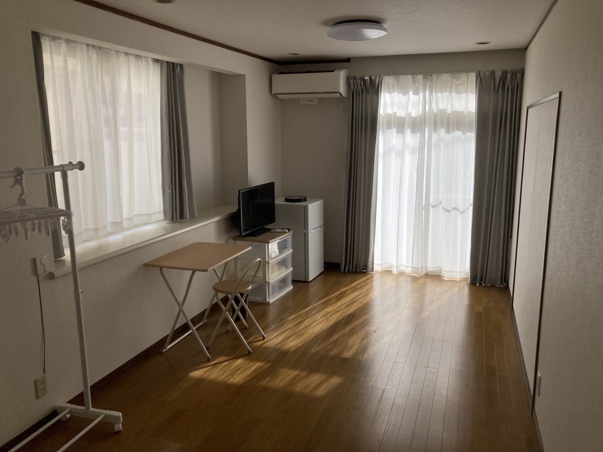 日差しが差し込む個室