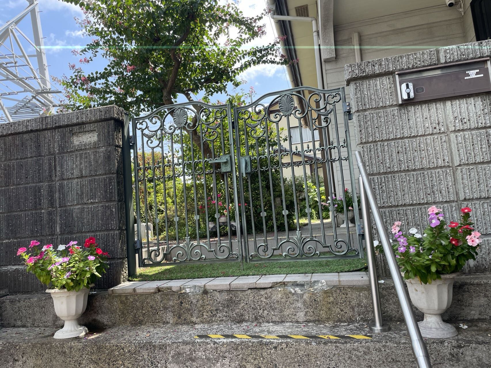 花に囲まれた門