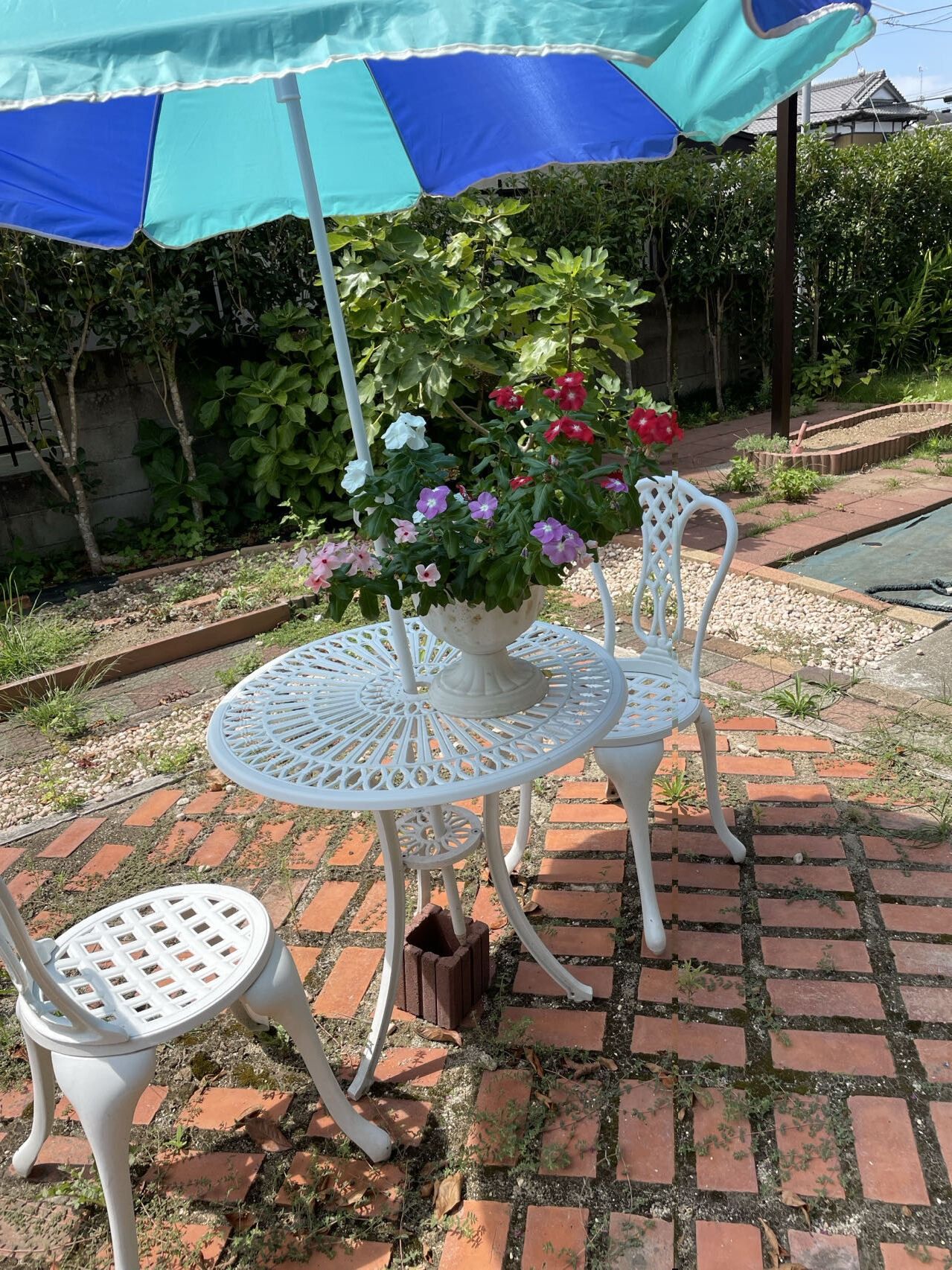 庭のテーブルセット