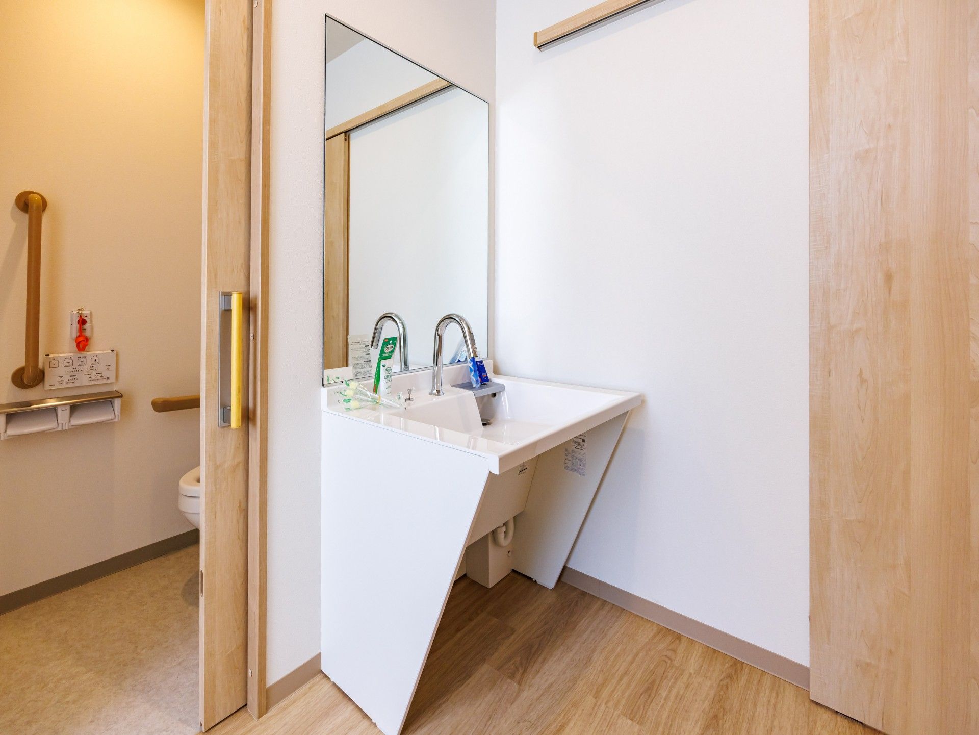 手洗い場とトイレの空間