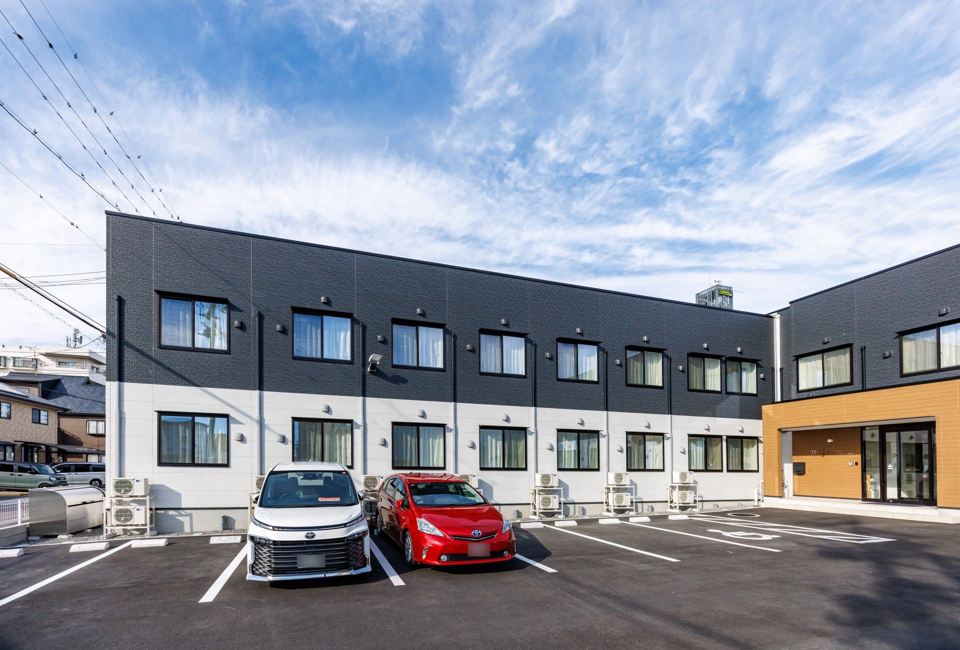 駐車場のある建物外観