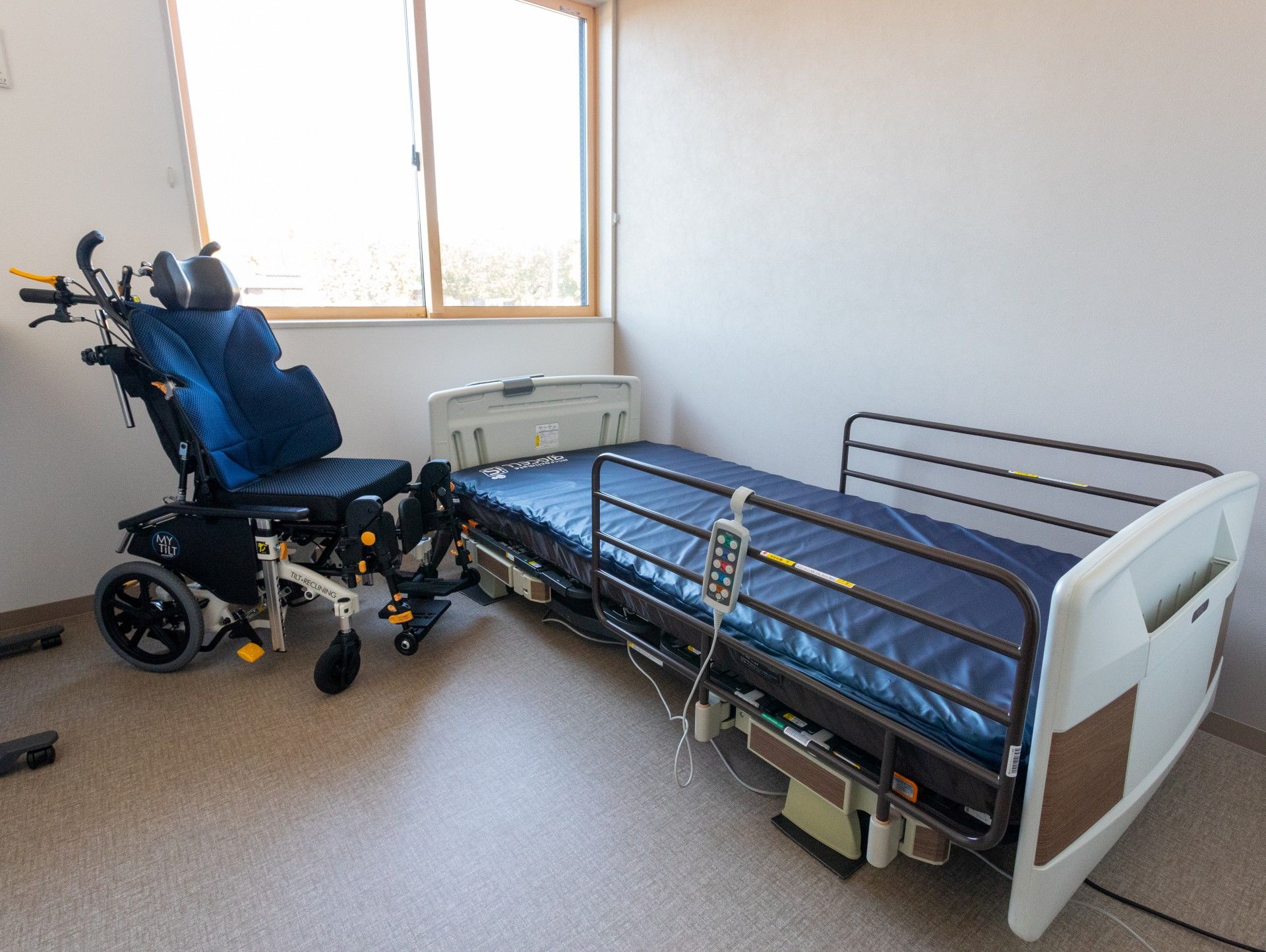 快適なベッドと車椅子の部屋