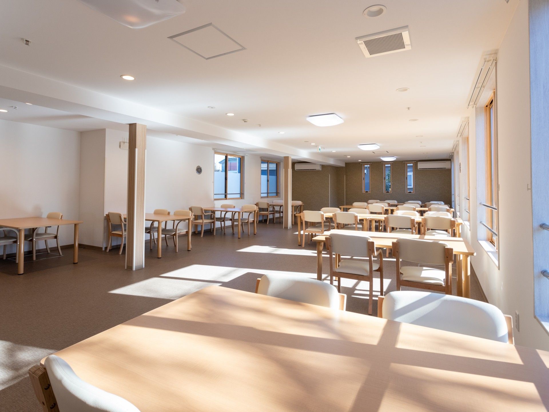 明るい食事スペース