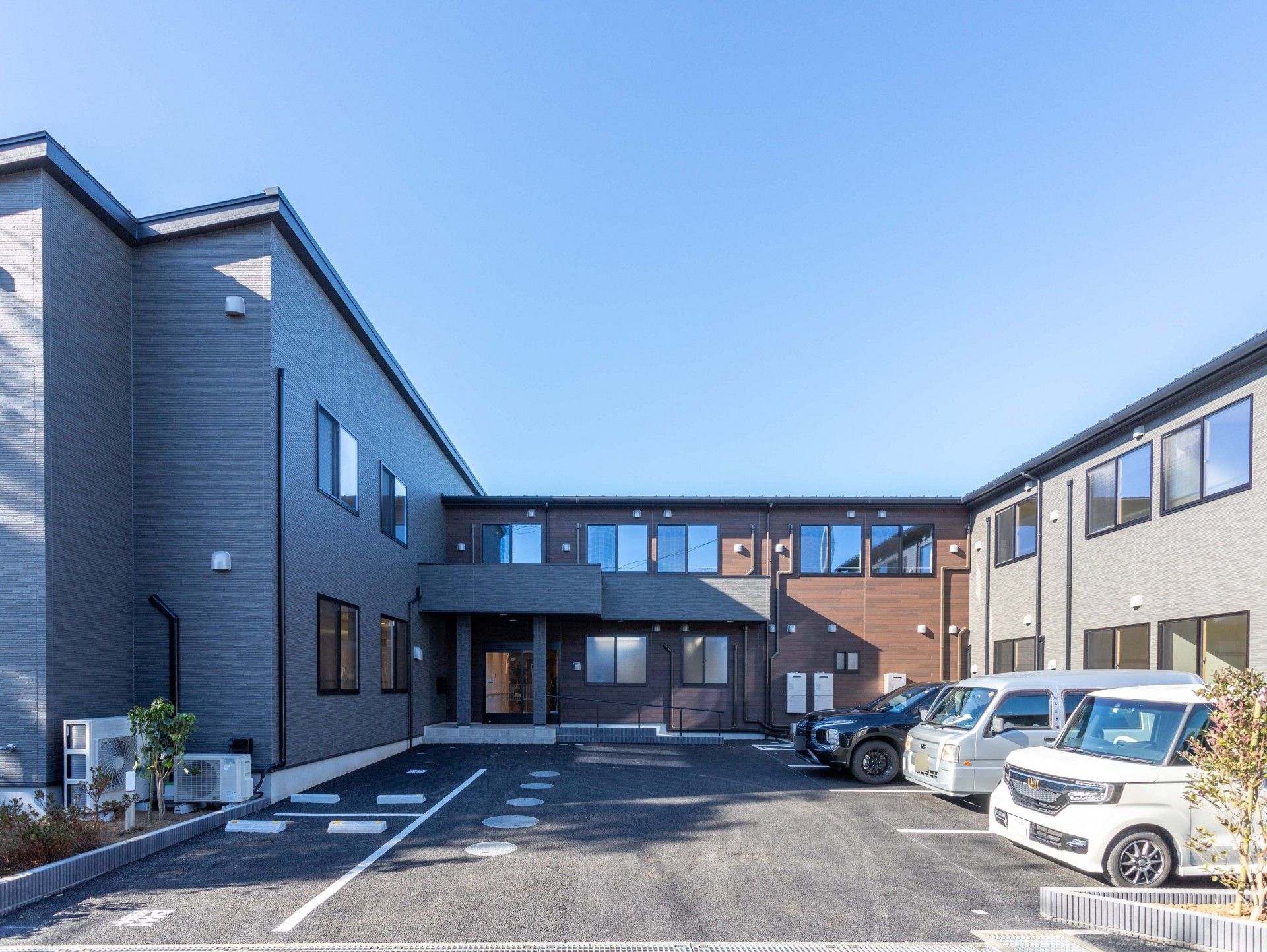 駐車場のある建物外観