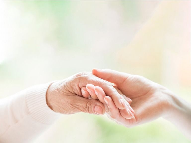 優しい手のふれあい