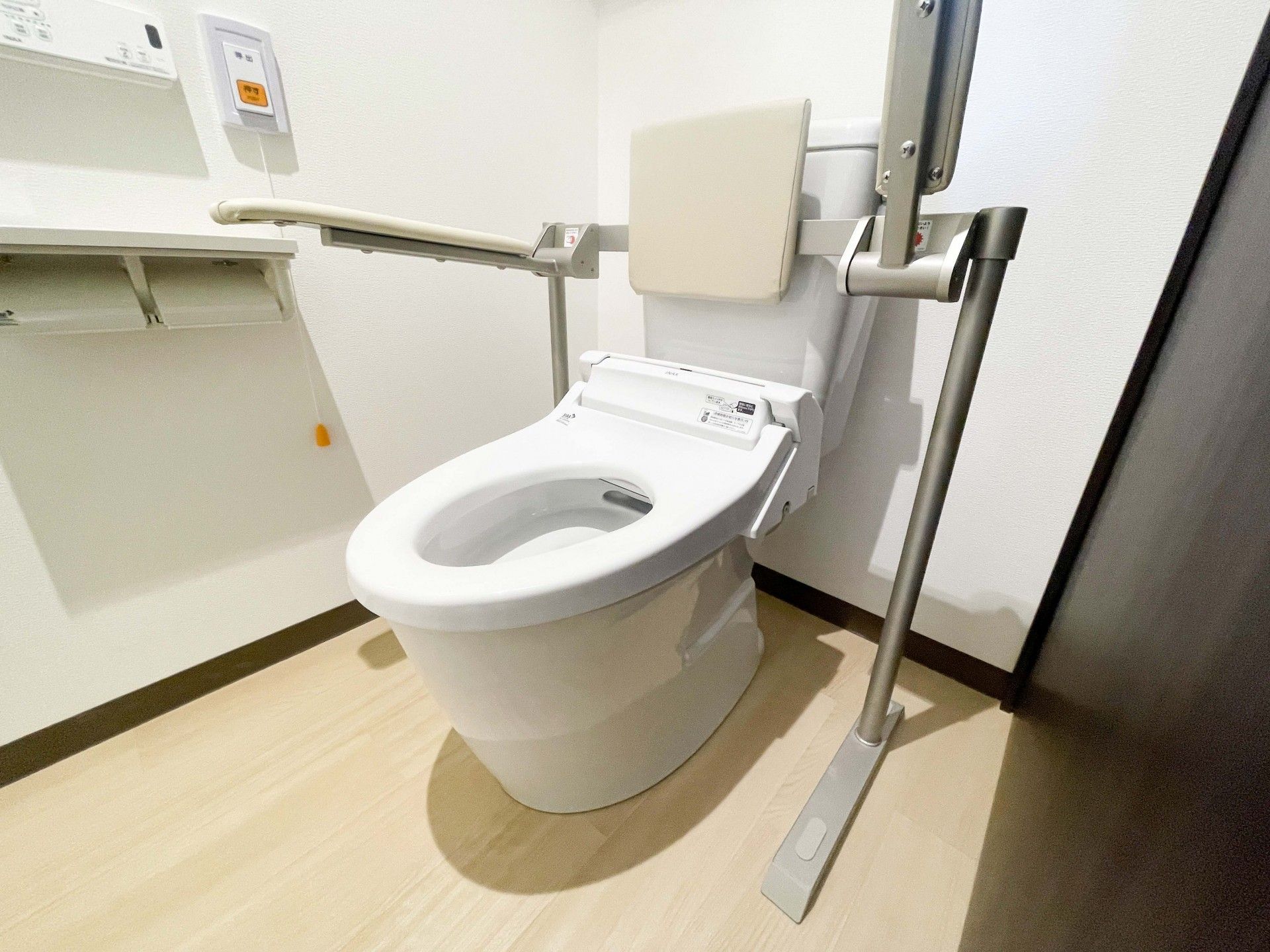 手すり付きのトイレ