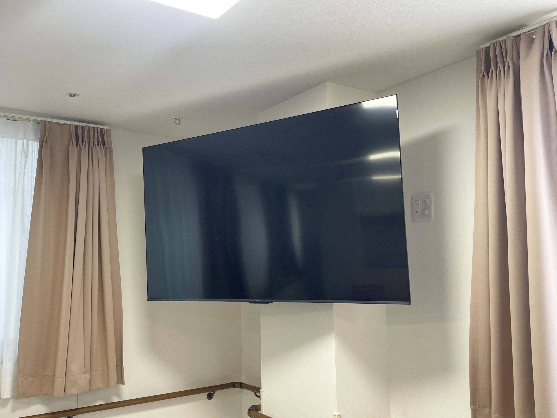 大きなテレビがある部屋