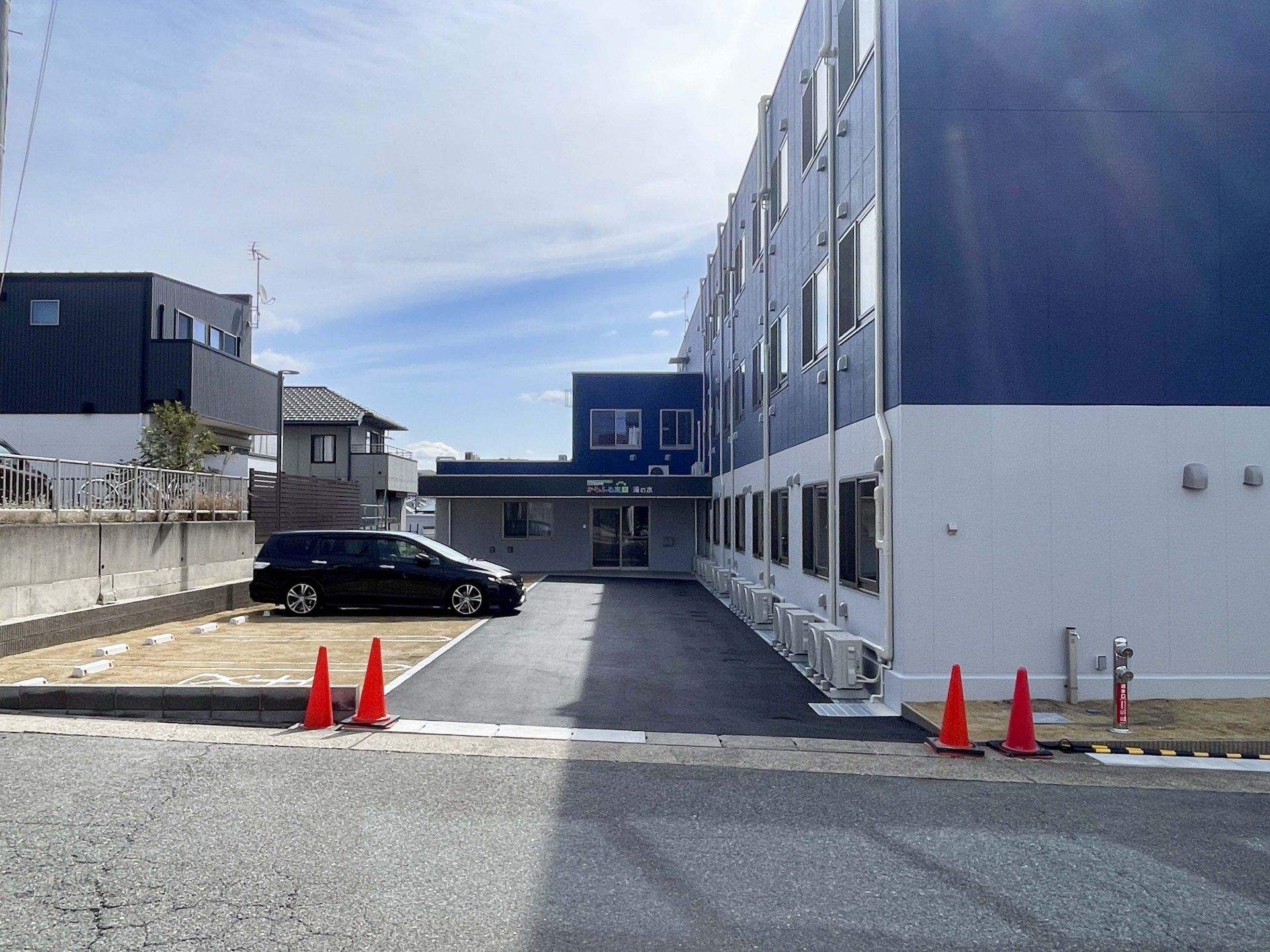 駐車場と建物の外観