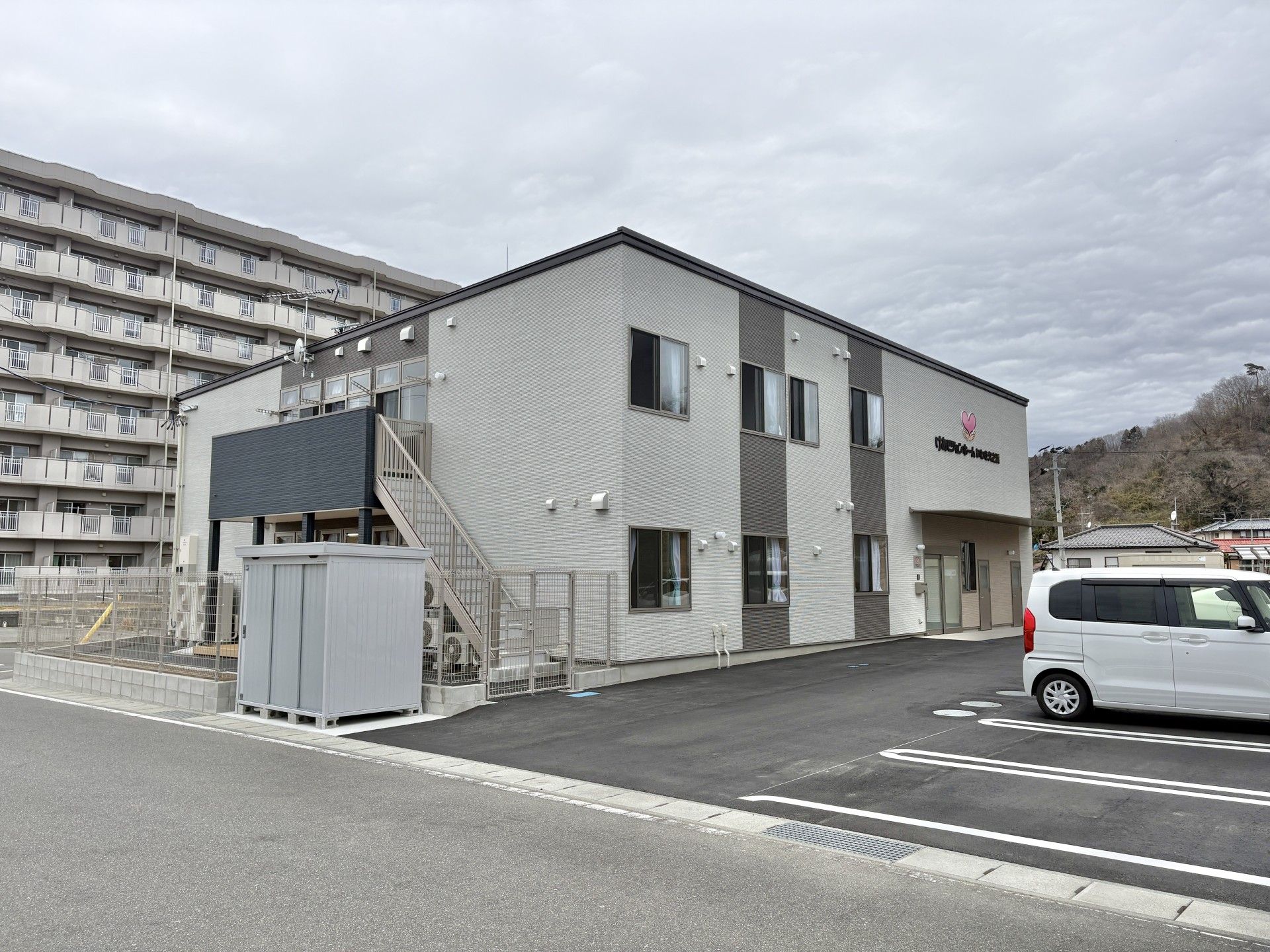 駐車場のある建物外観