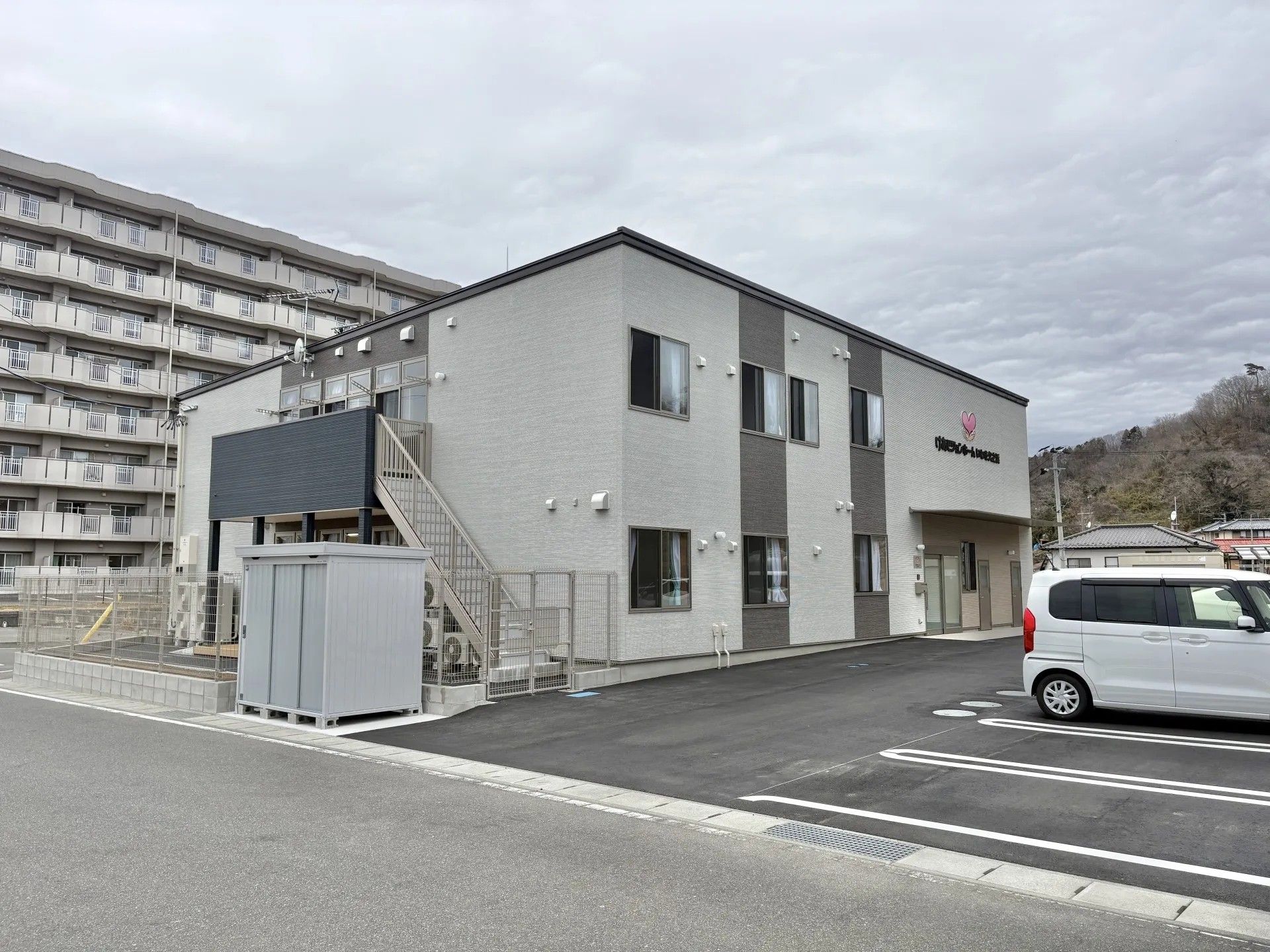 駐車場のある建物外観