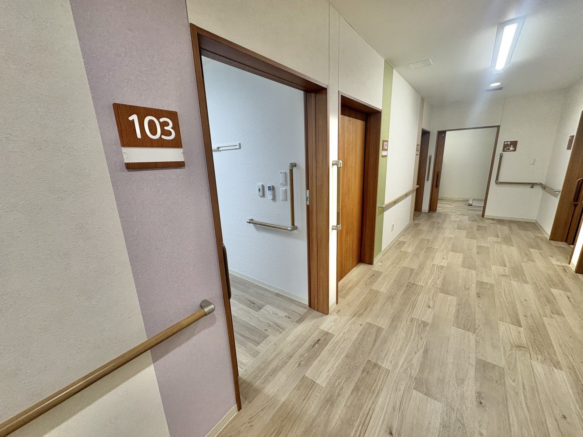 手すり付きの廊下