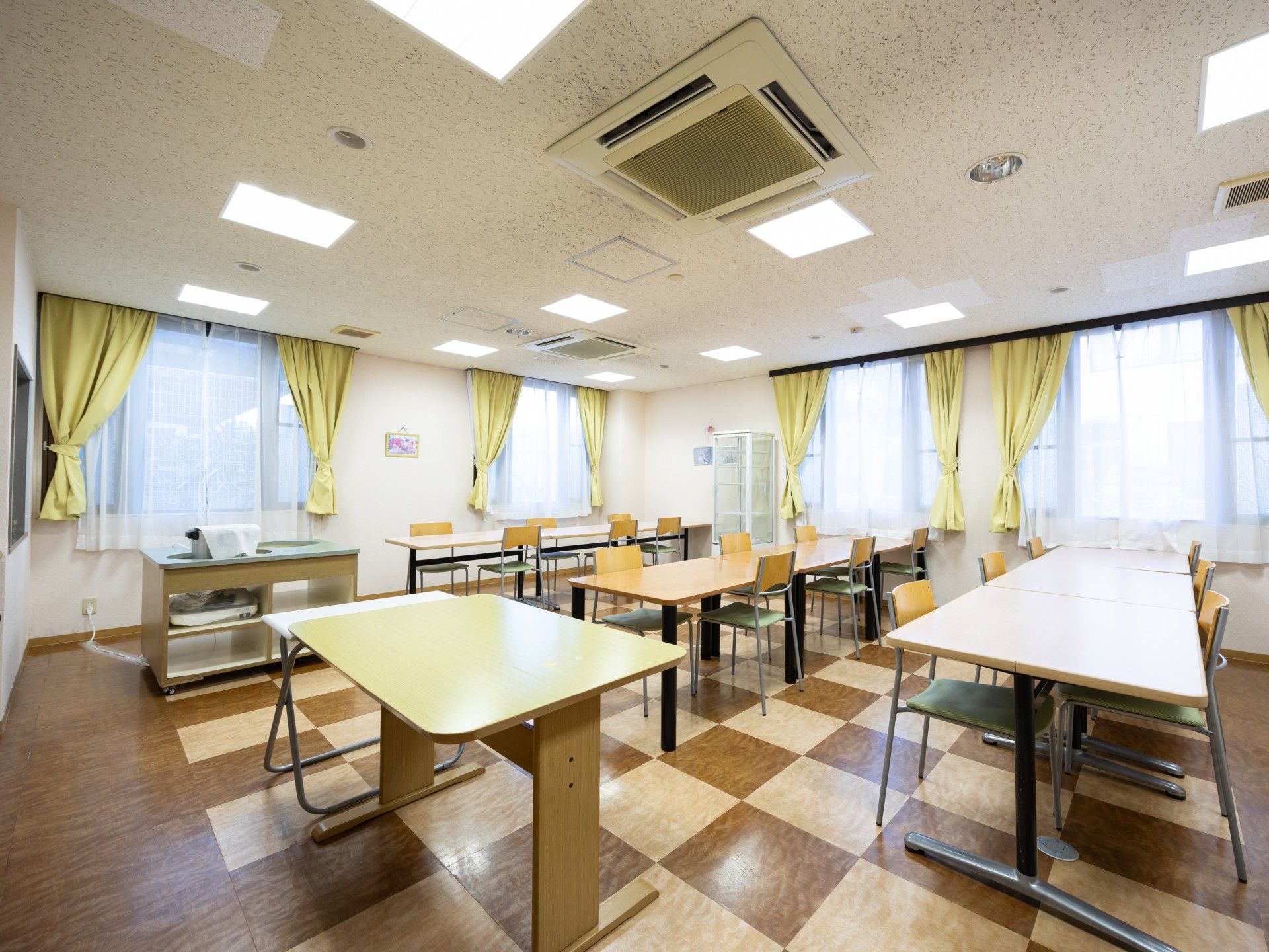 明るい食事スペース