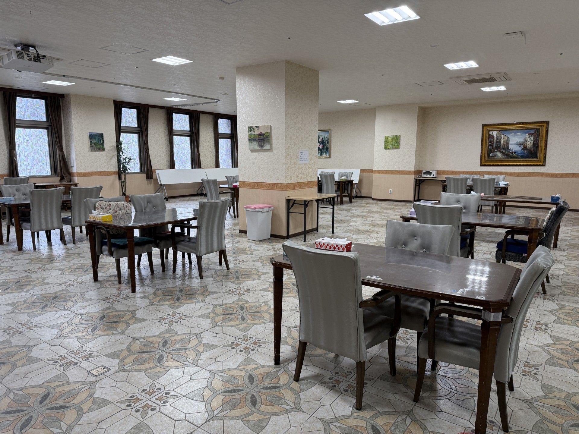 広々とした食事スペース