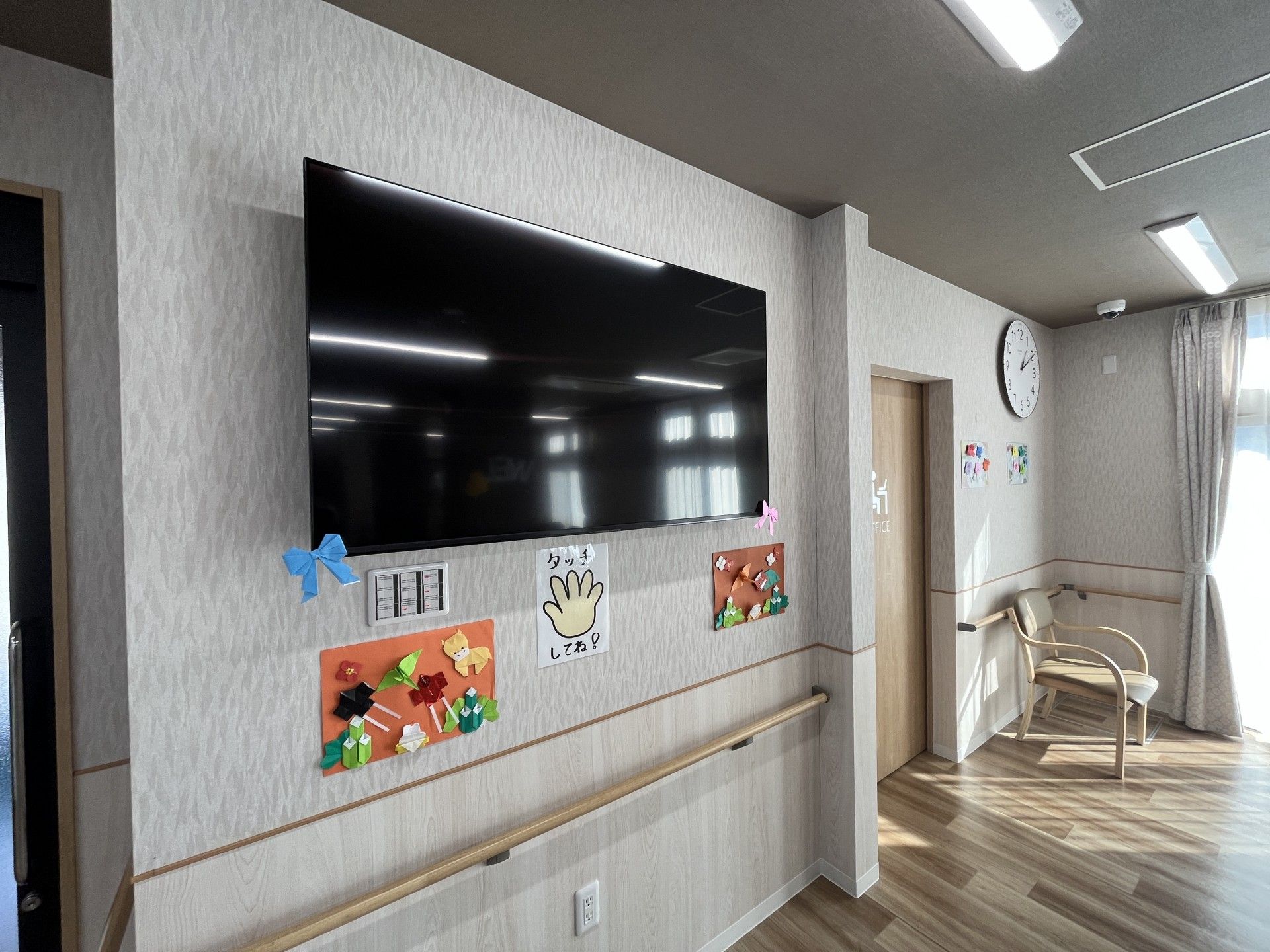 テレビと飾りのある壁