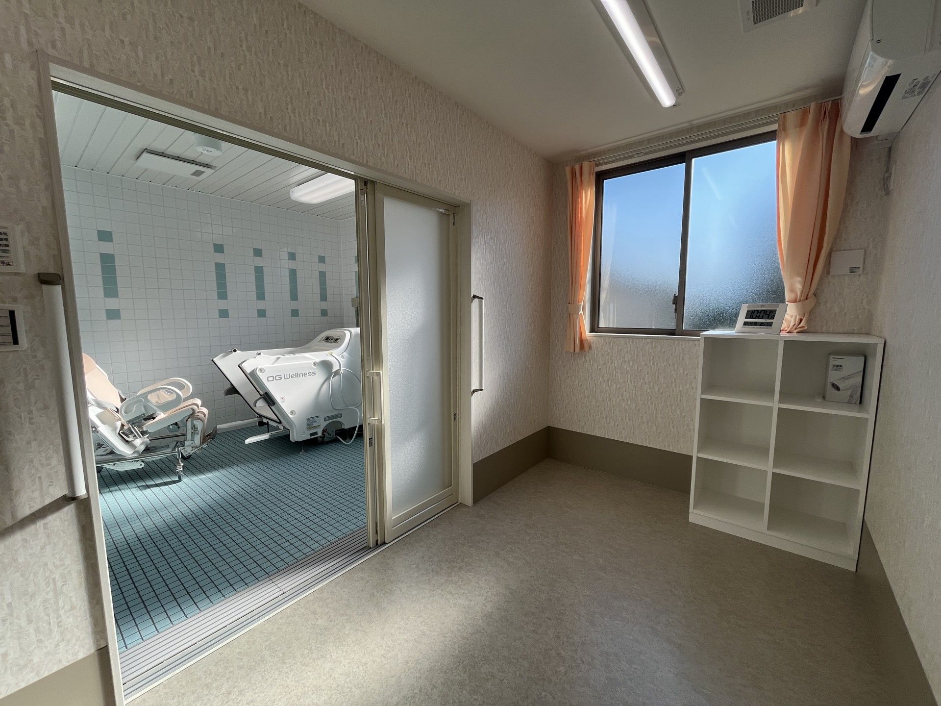 広い浴室の入口