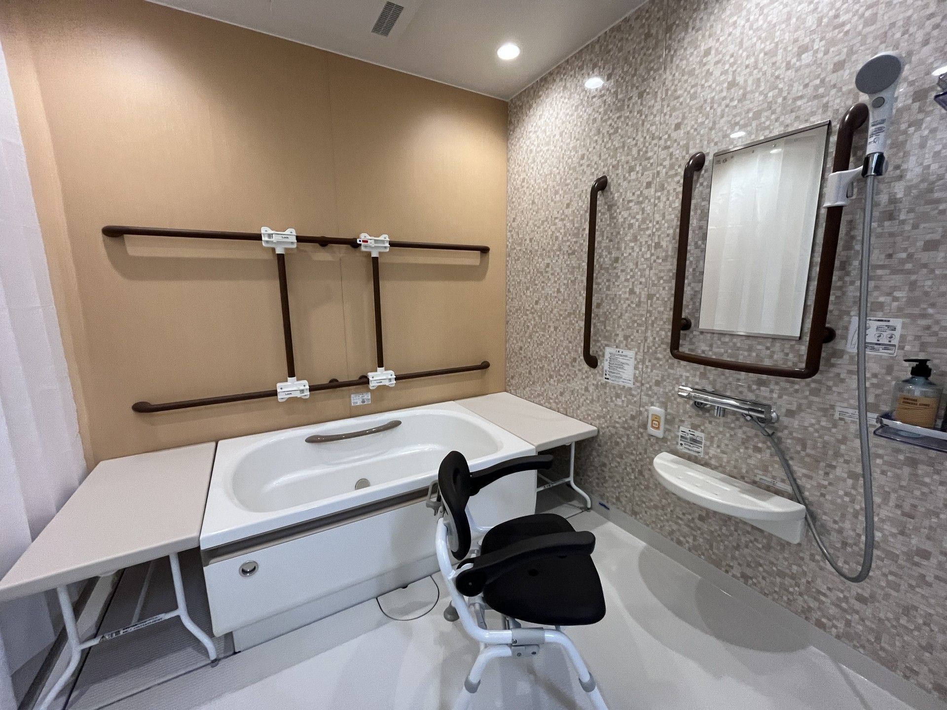 手すり付きの浴室