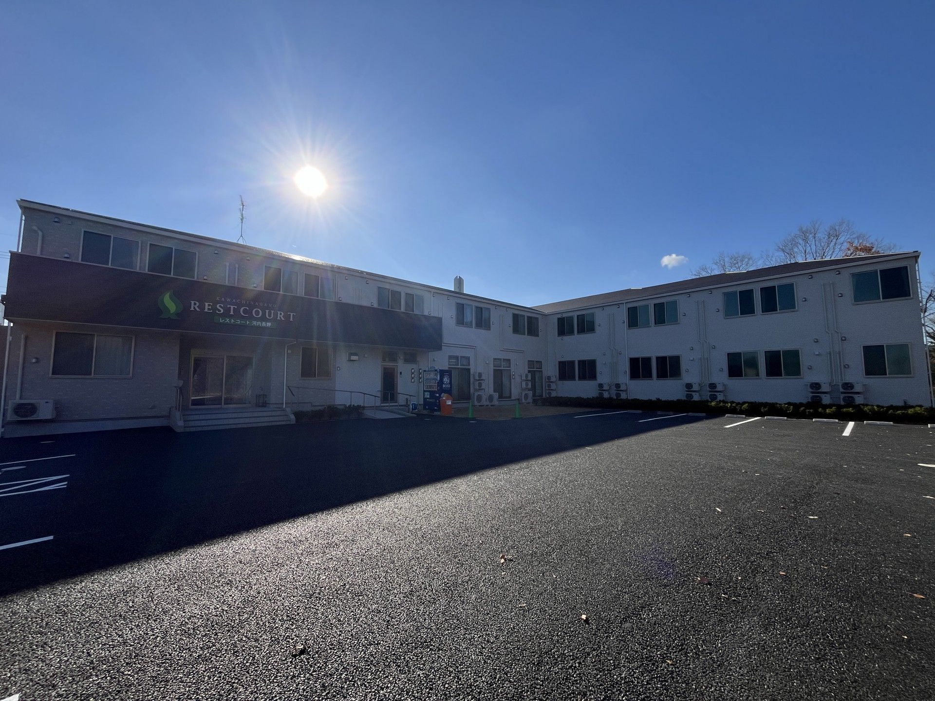 日差しが差し込む建物外観