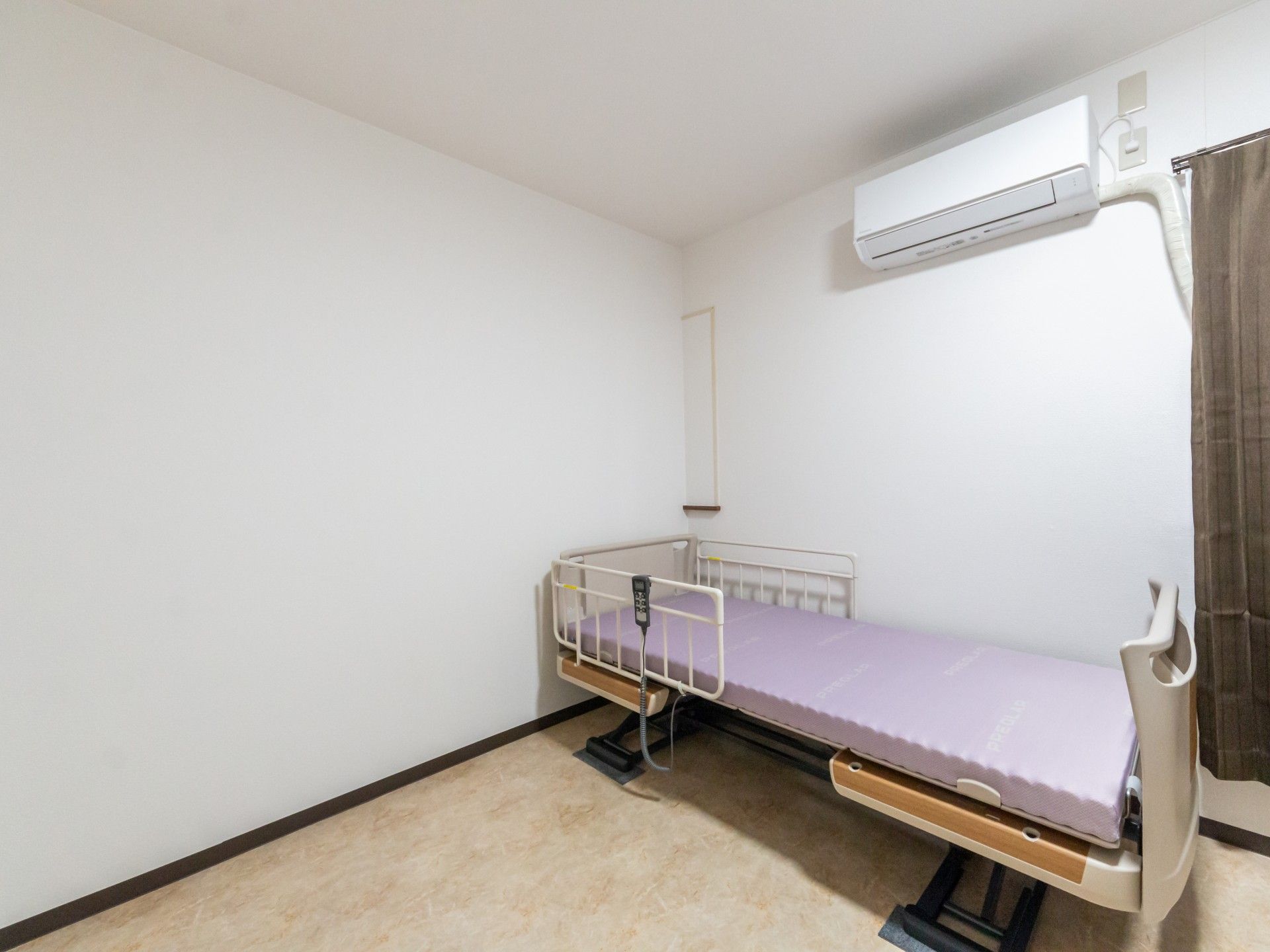 シンプルなベッドルーム