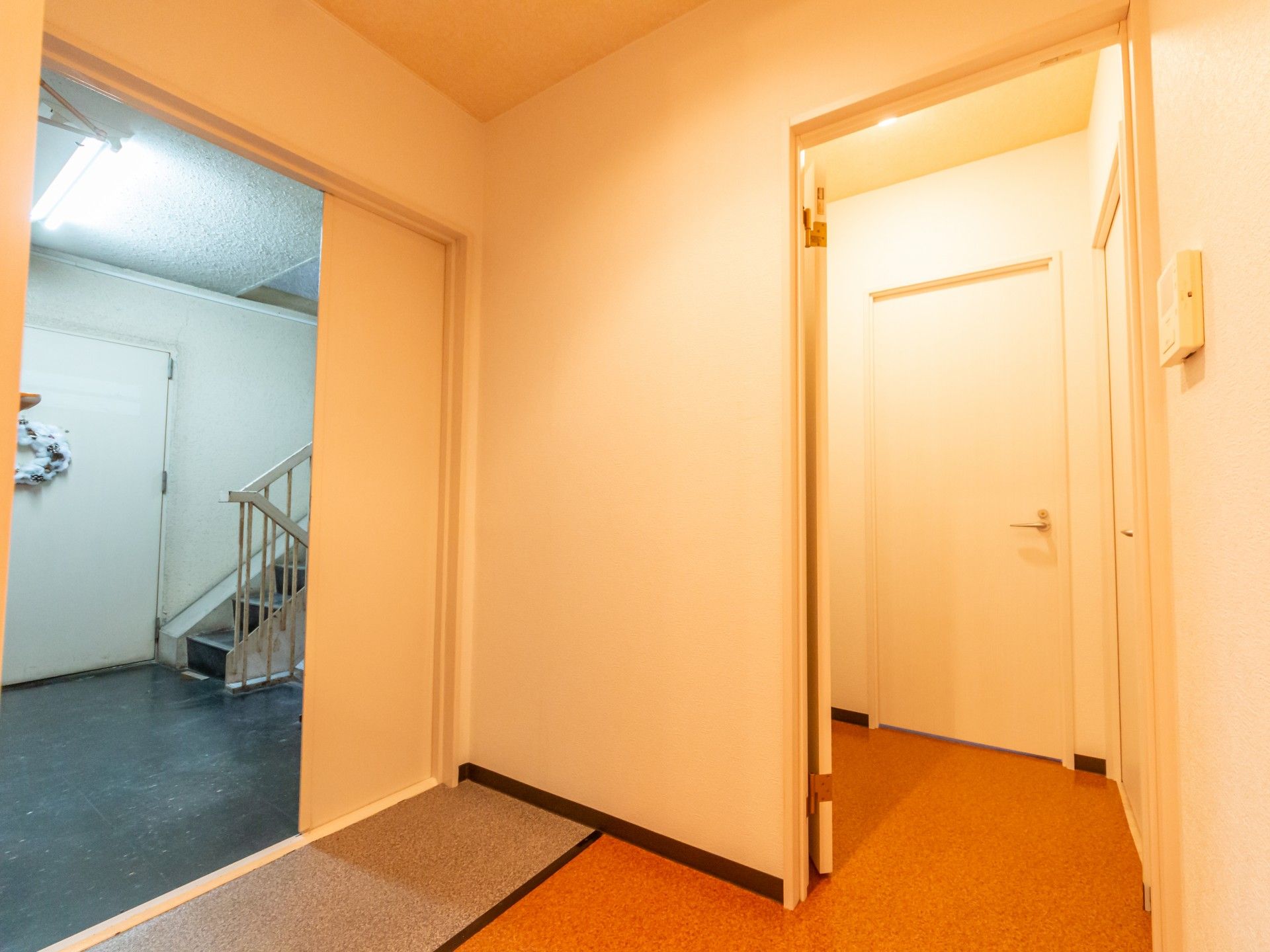 明るい廊下と階段
