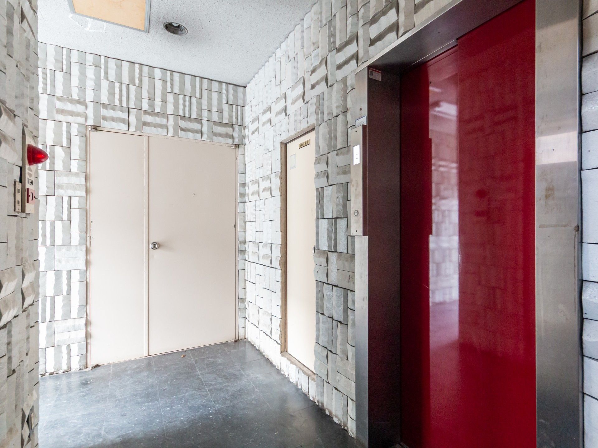赤い扉のエレベーター