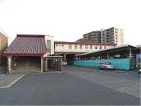 最寄り駅は大きな駅ではないものの、施設までは車で５分ほどで、来訪者様が施設へお越しになるのに便利な立地である。