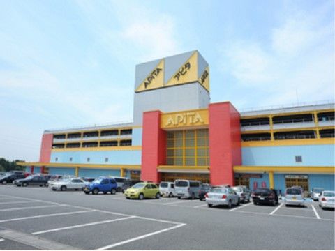 豊富な品ぞろえで、買い物をしていただくのに便利なスーパーマーケット。道路に面しており広い駐車場がある。