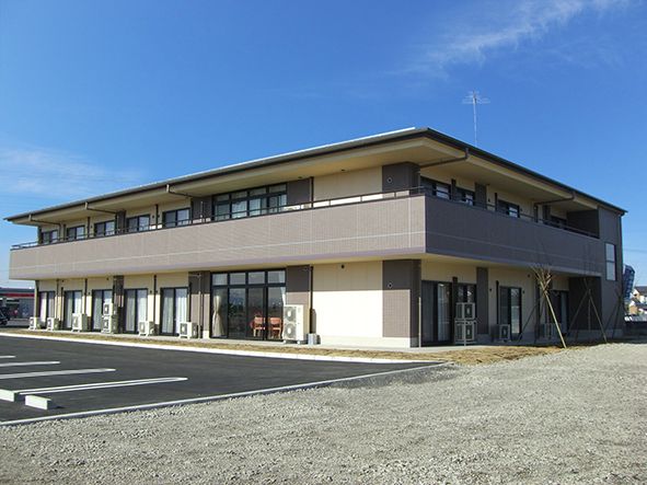 駐車スペースが多数設置され、建物もゆったりと建てられている施設