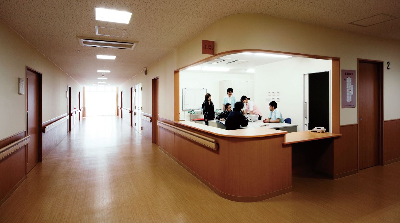 明るい廊下と受付カウンター