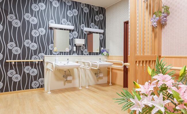 花柄の壁紙が印象的な洗面所