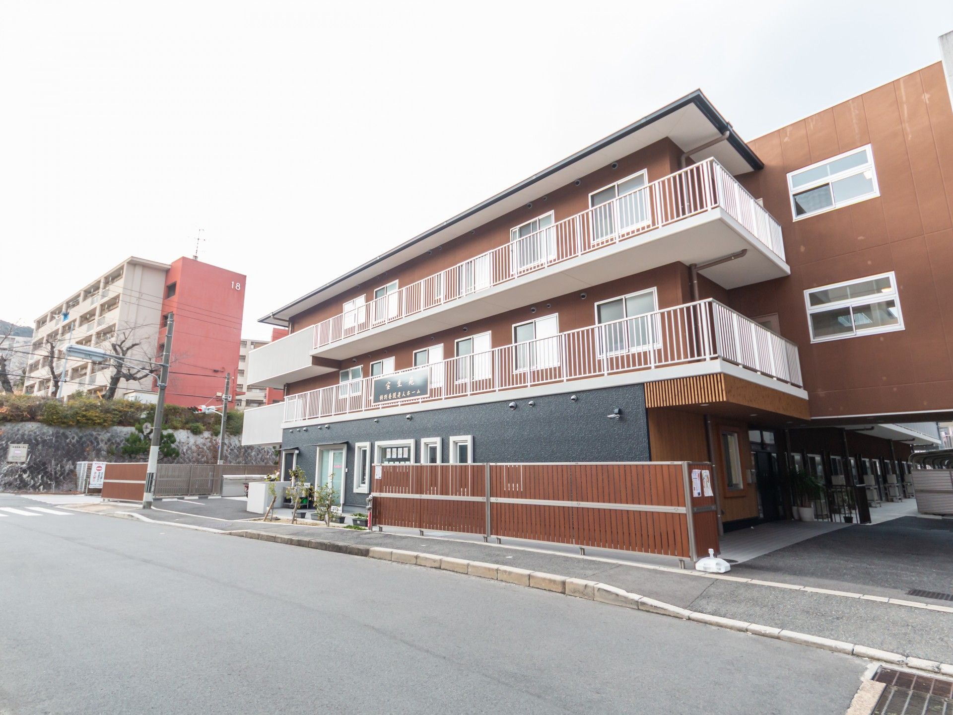 三階建ての建物外観