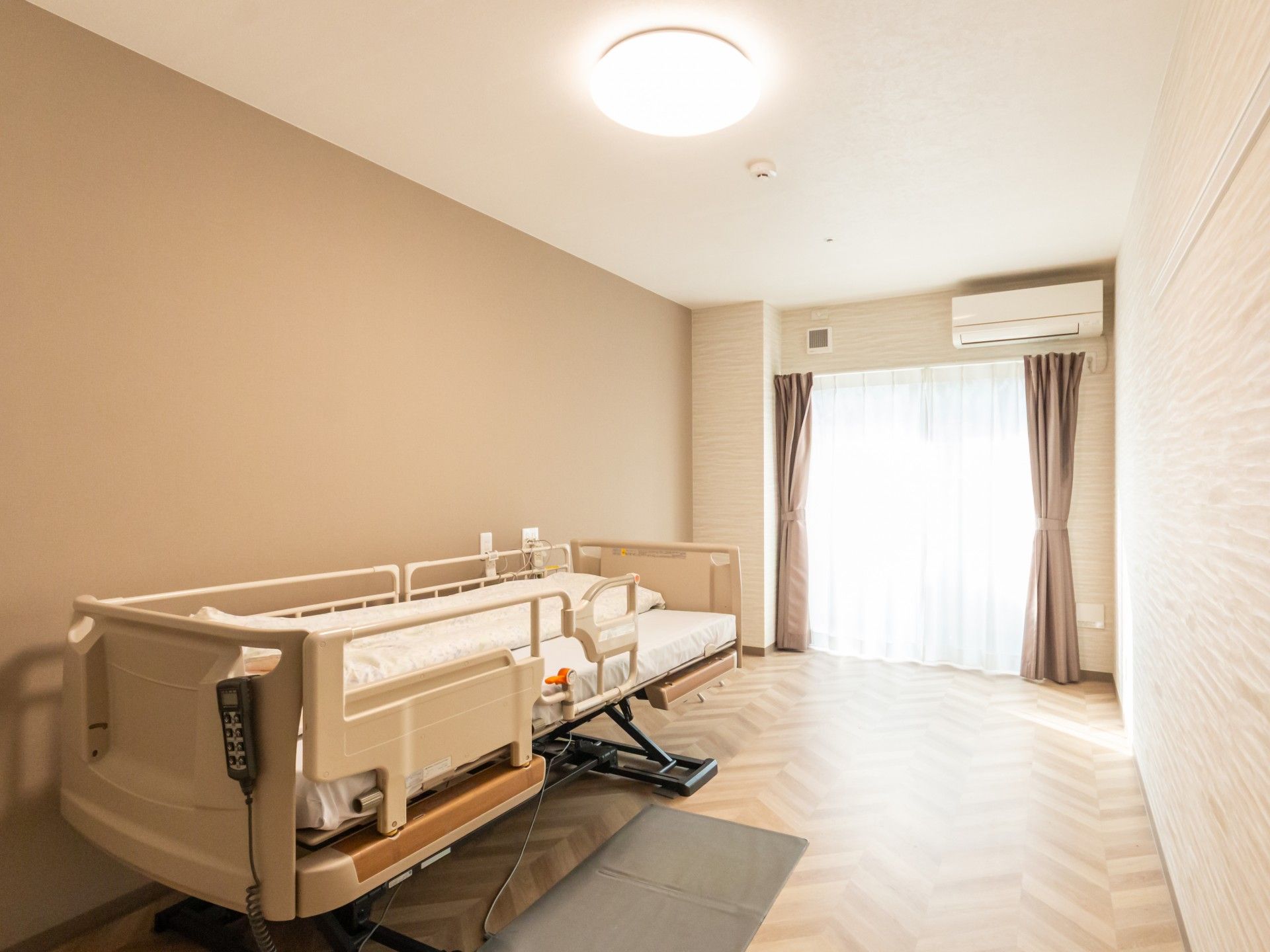 明るい個室のベッド